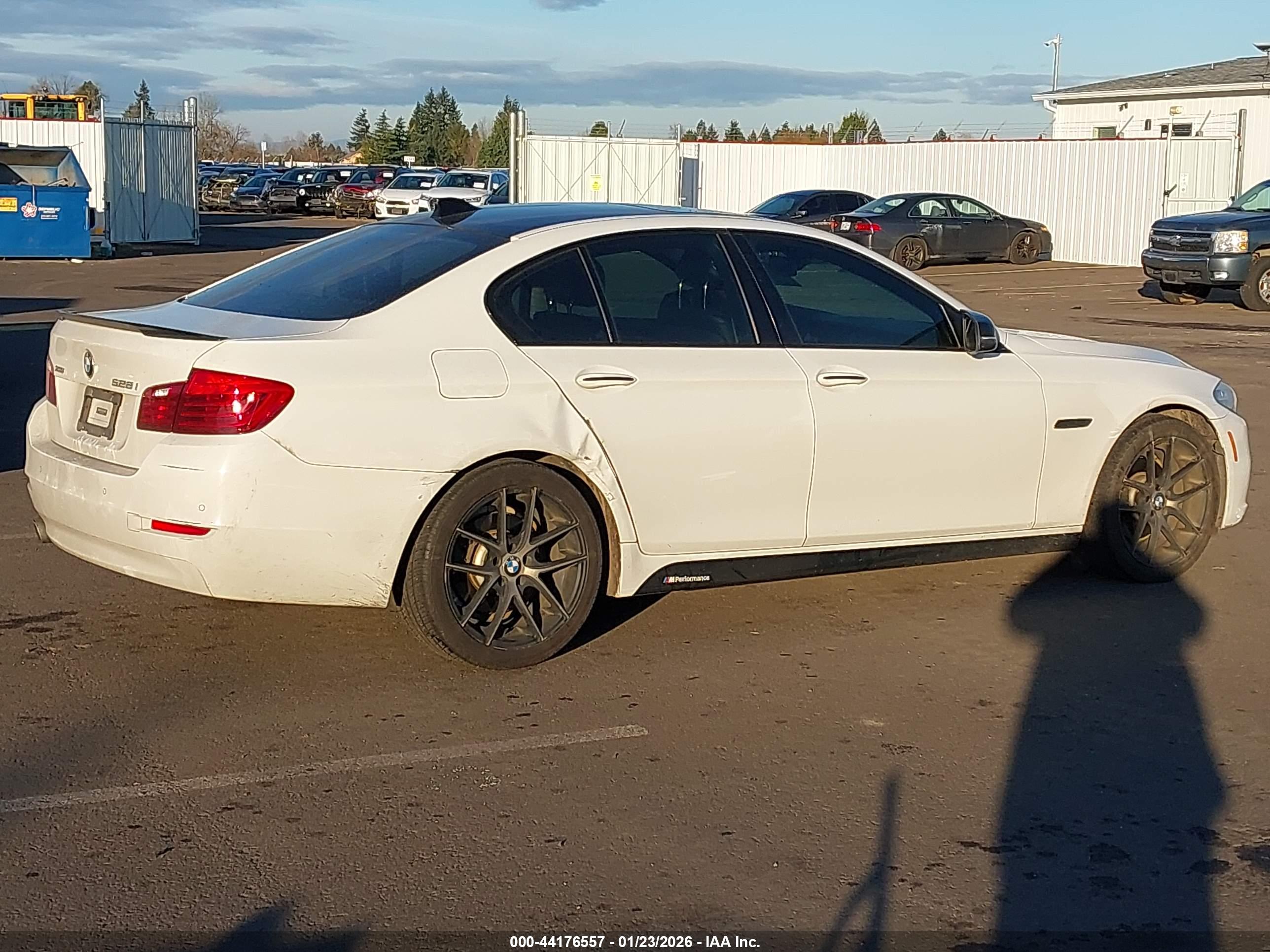 BMW 528I image 4