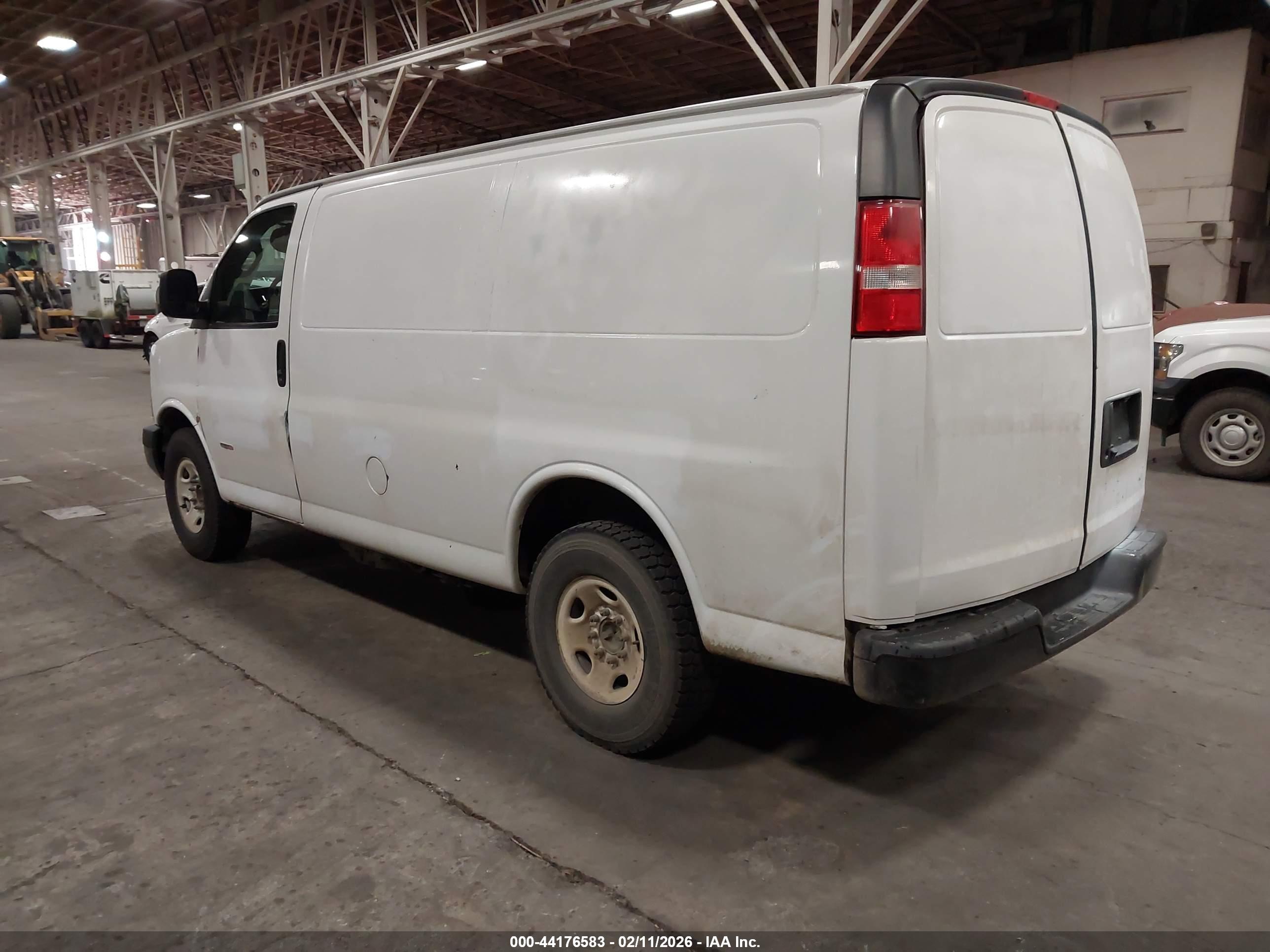 CHEVROLET EXPRESS image 3