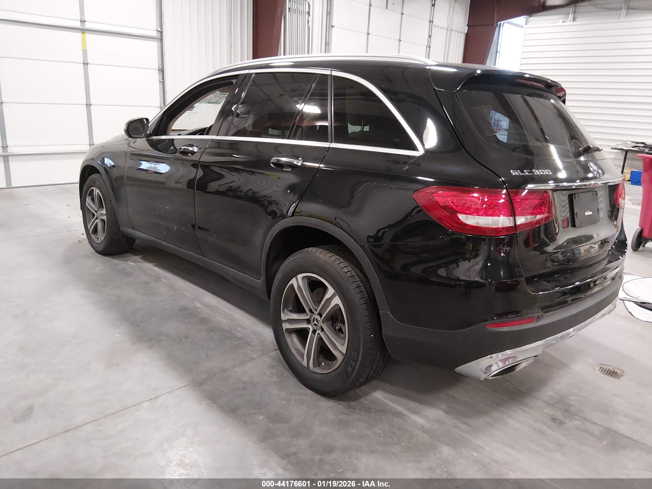 MERCEDES-BENZ GLC image 3
