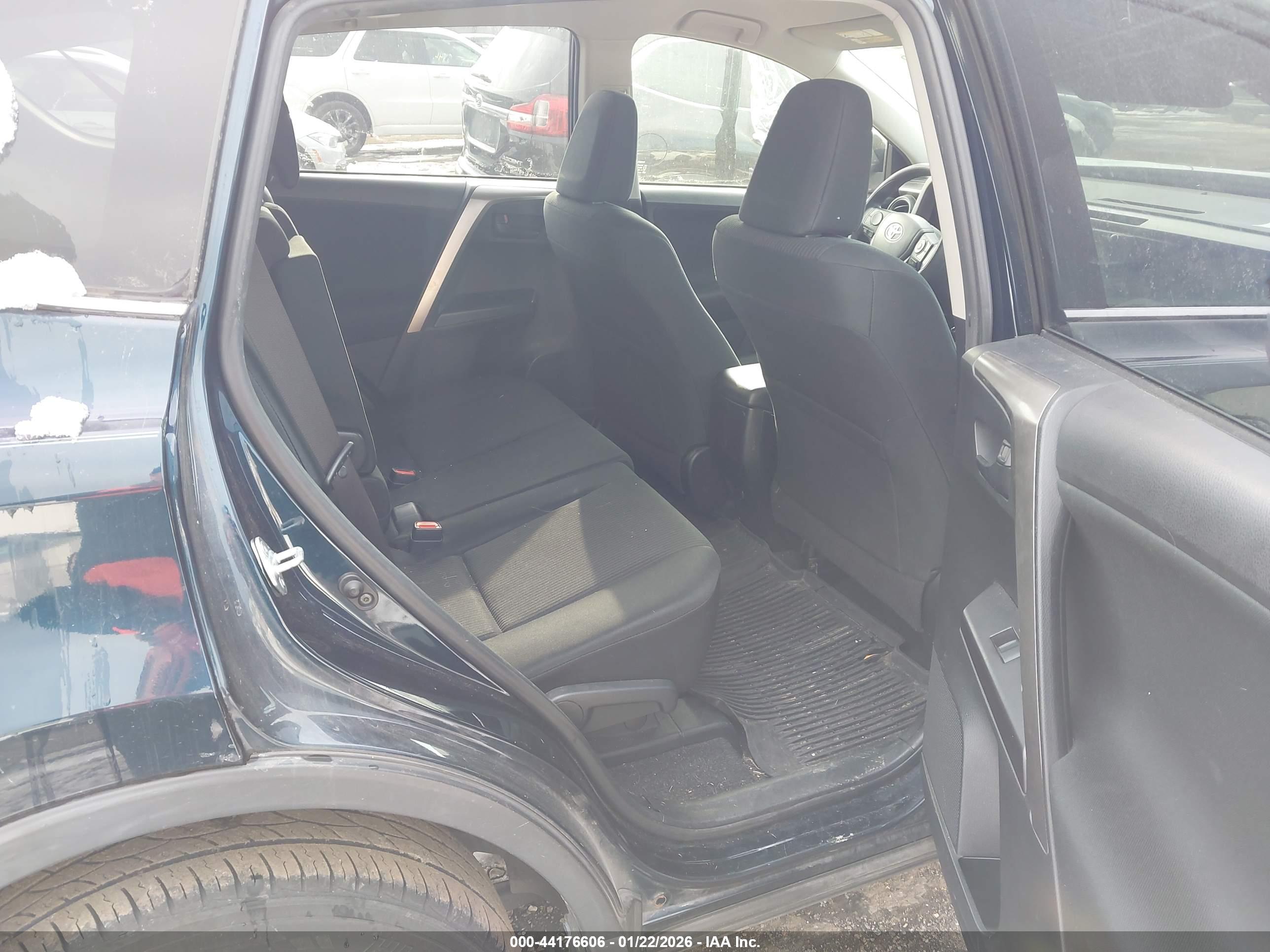 TOYOTA RAV4 image 8
