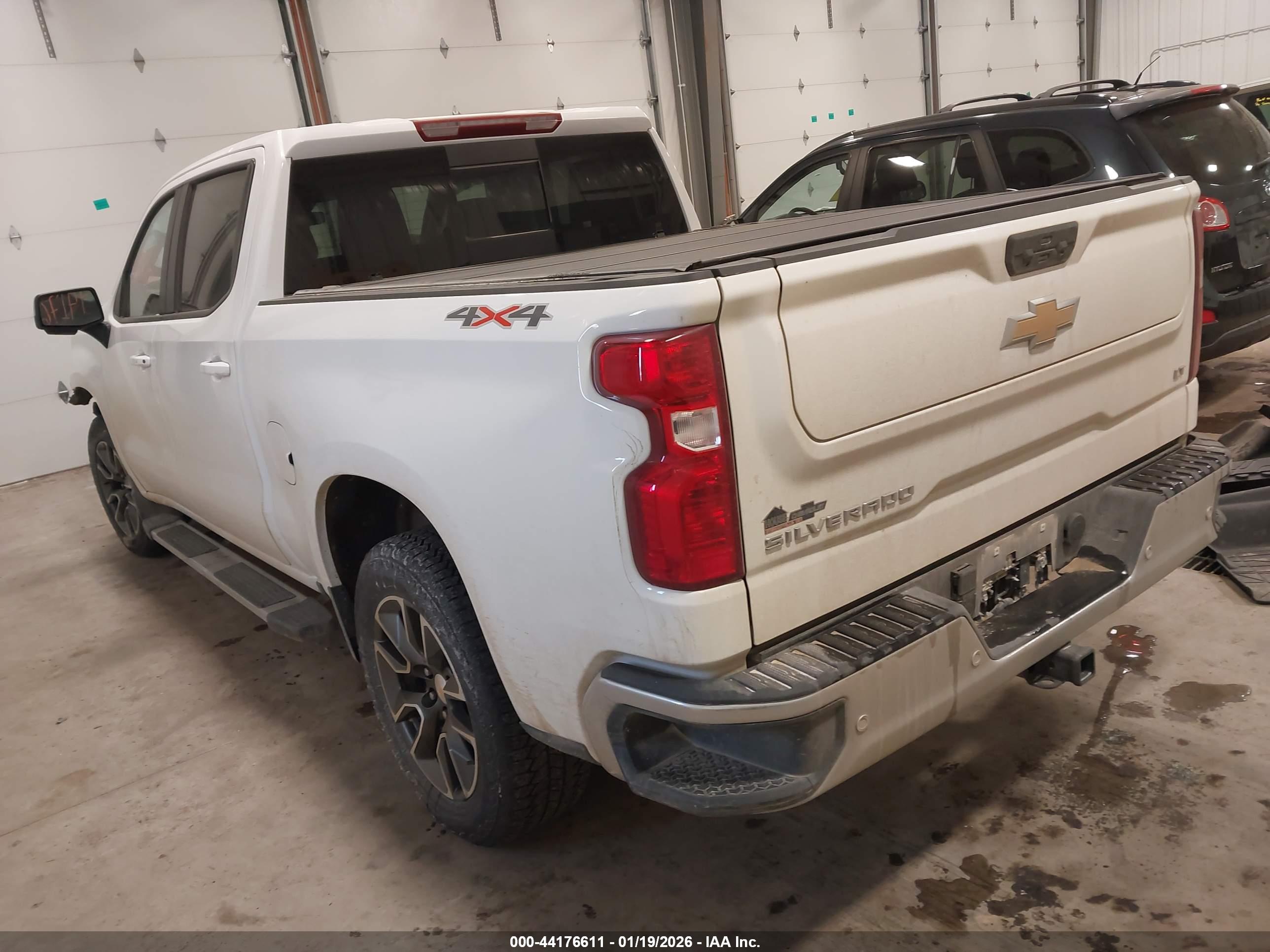 CHEVROLET SILVERADO image 3