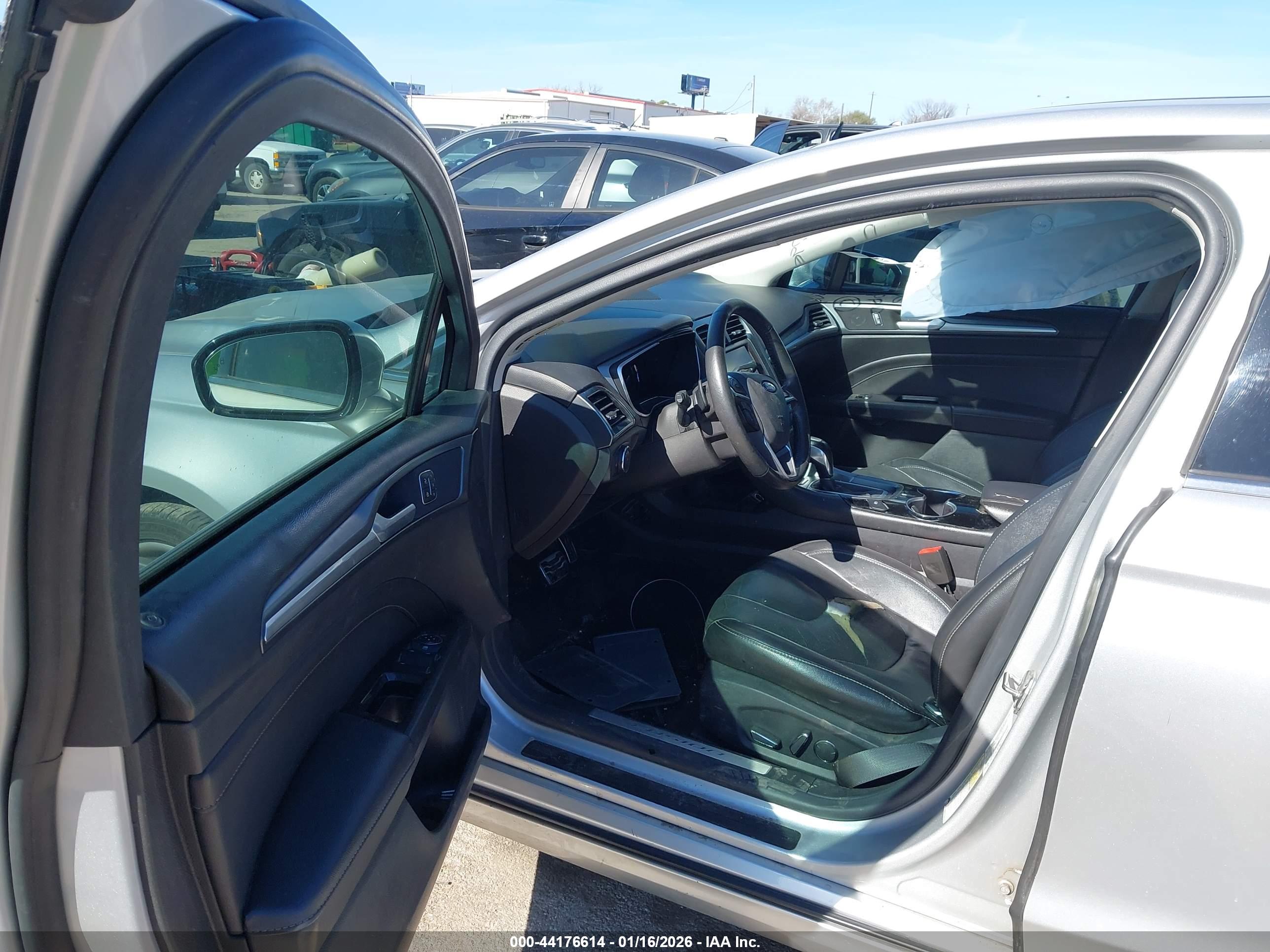 FORD FUSION image 5