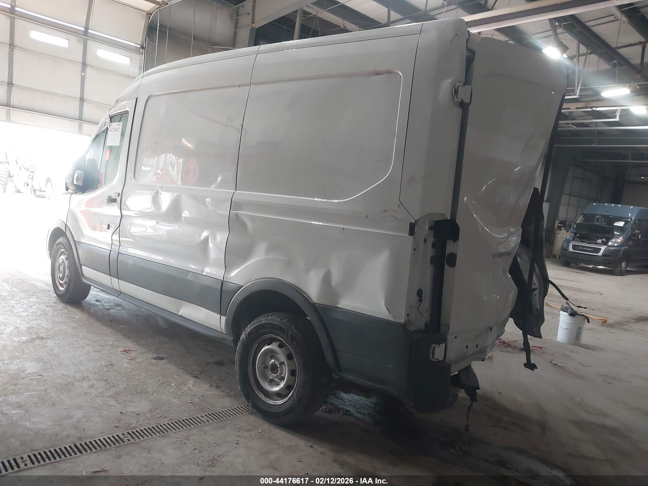 FORD TRANSIT-150 image 3