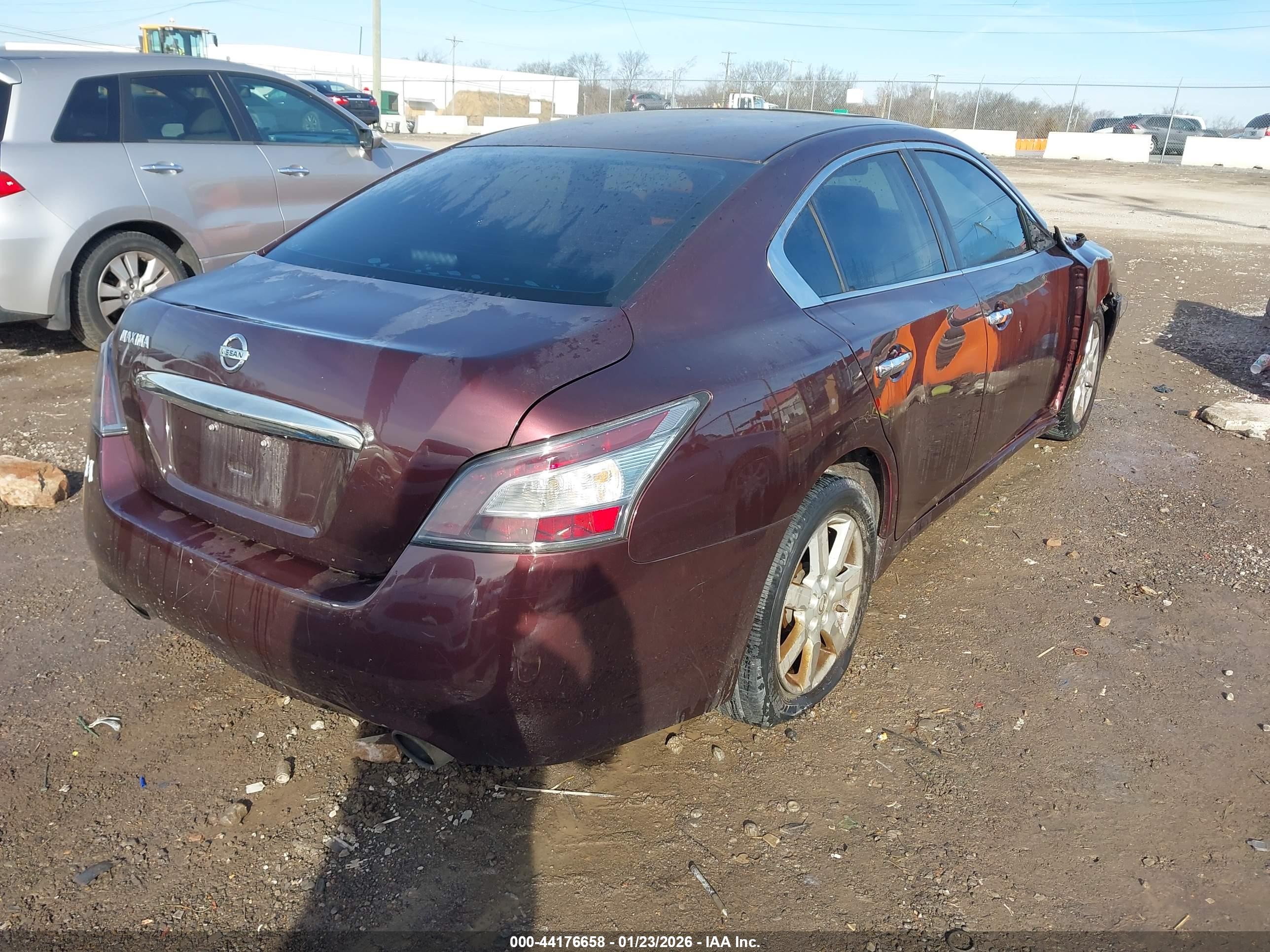 NISSAN MAXIMA image 4