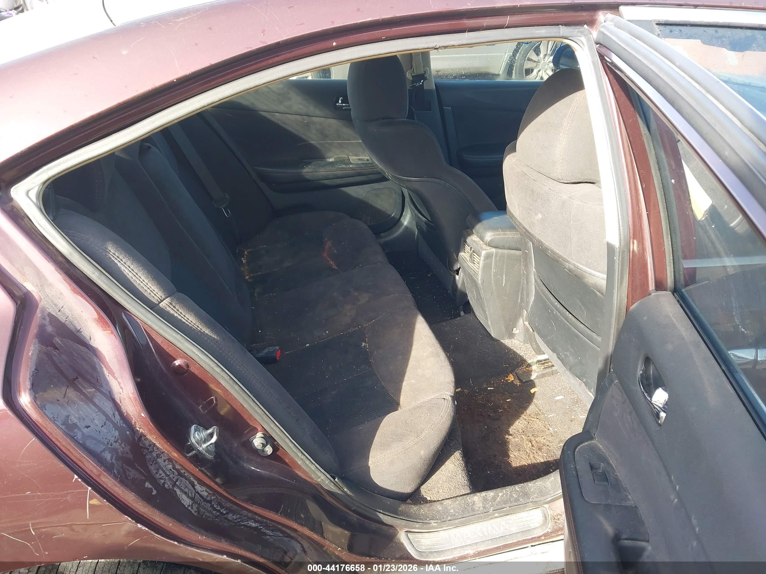 NISSAN MAXIMA image 8