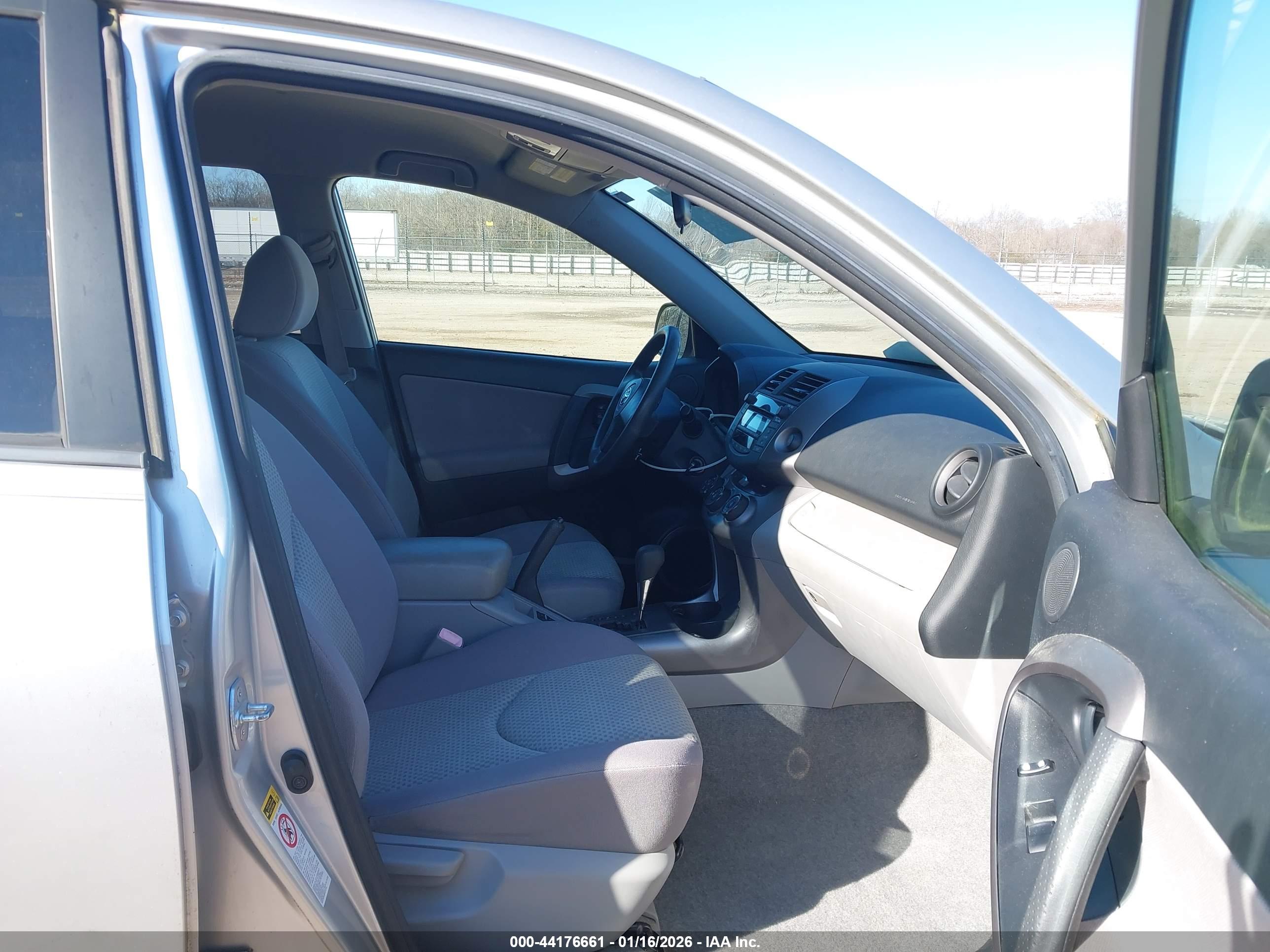 TOYOTA RAV4 image 5