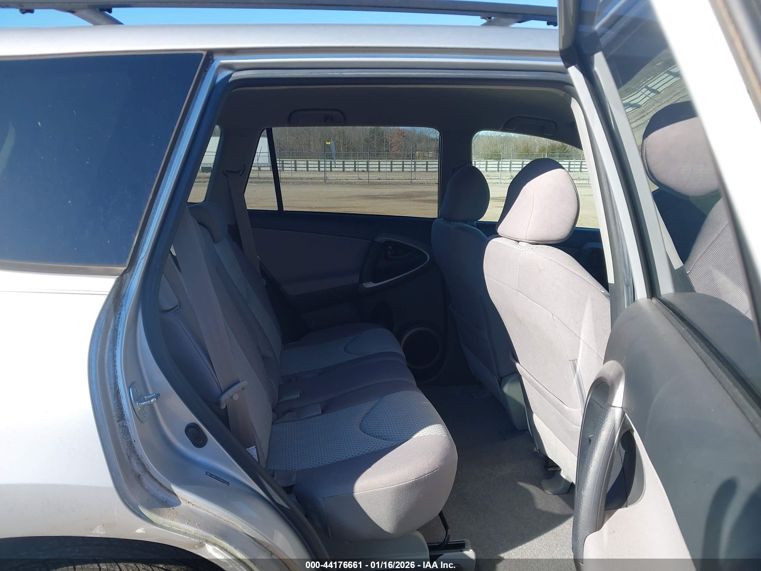 TOYOTA RAV4 image 8