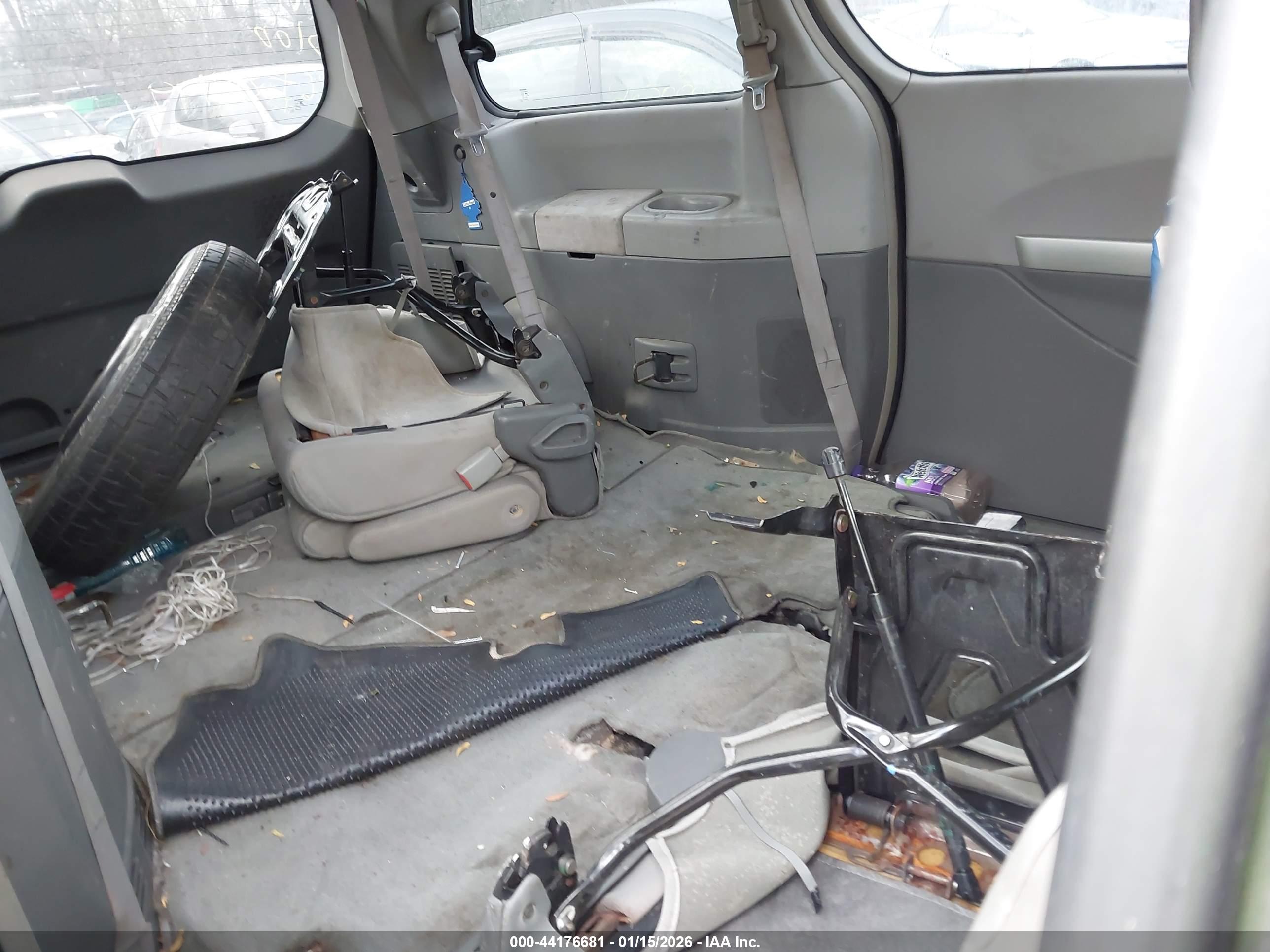NISSAN QUEST image 8