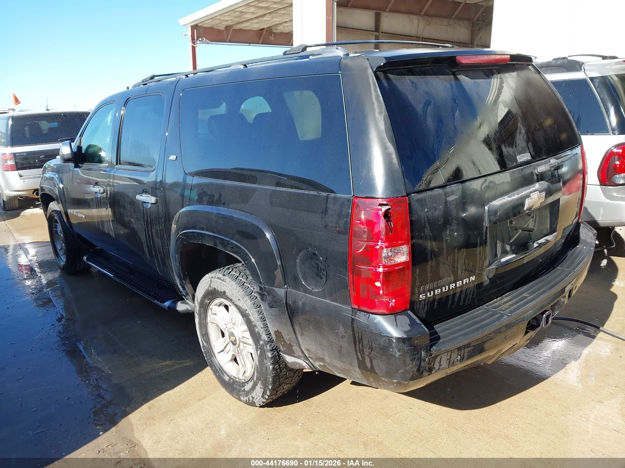 CHEVROLET SUBURBAN image 3