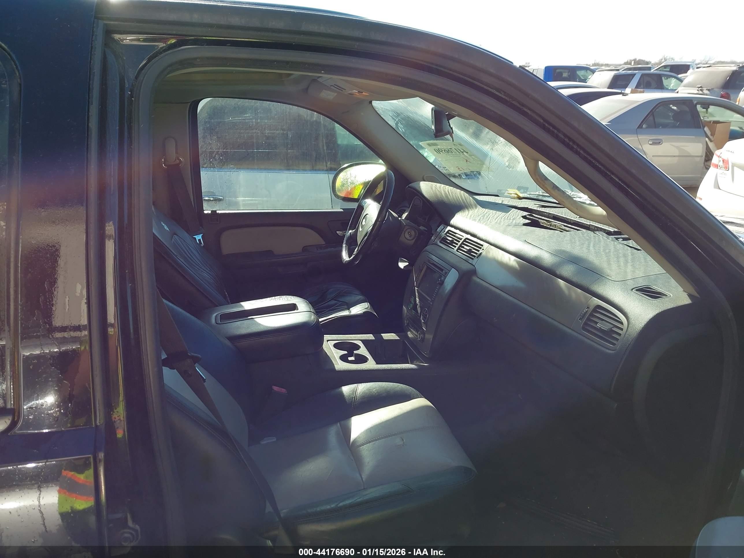 CHEVROLET SUBURBAN image 5