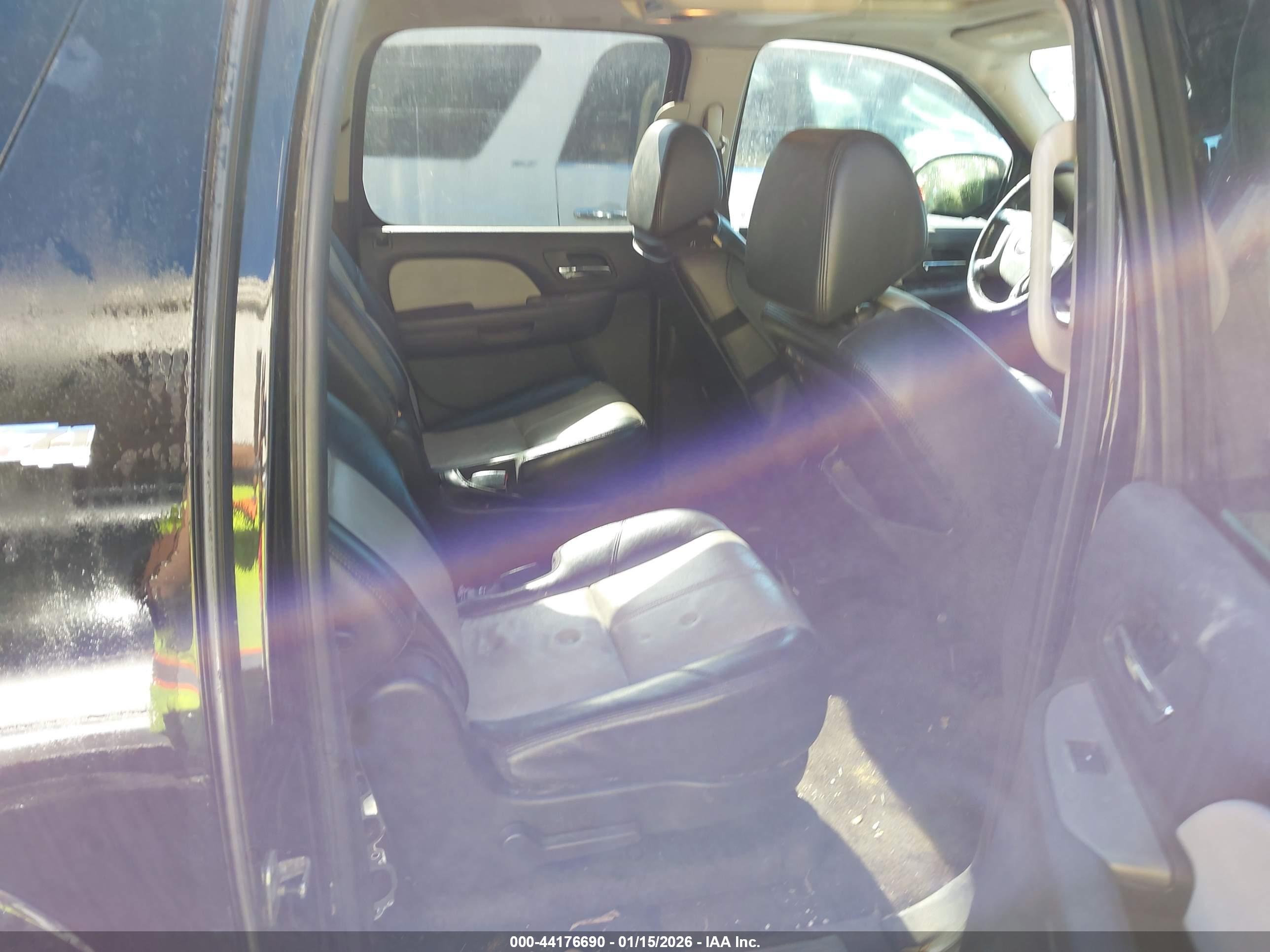 CHEVROLET SUBURBAN image 8