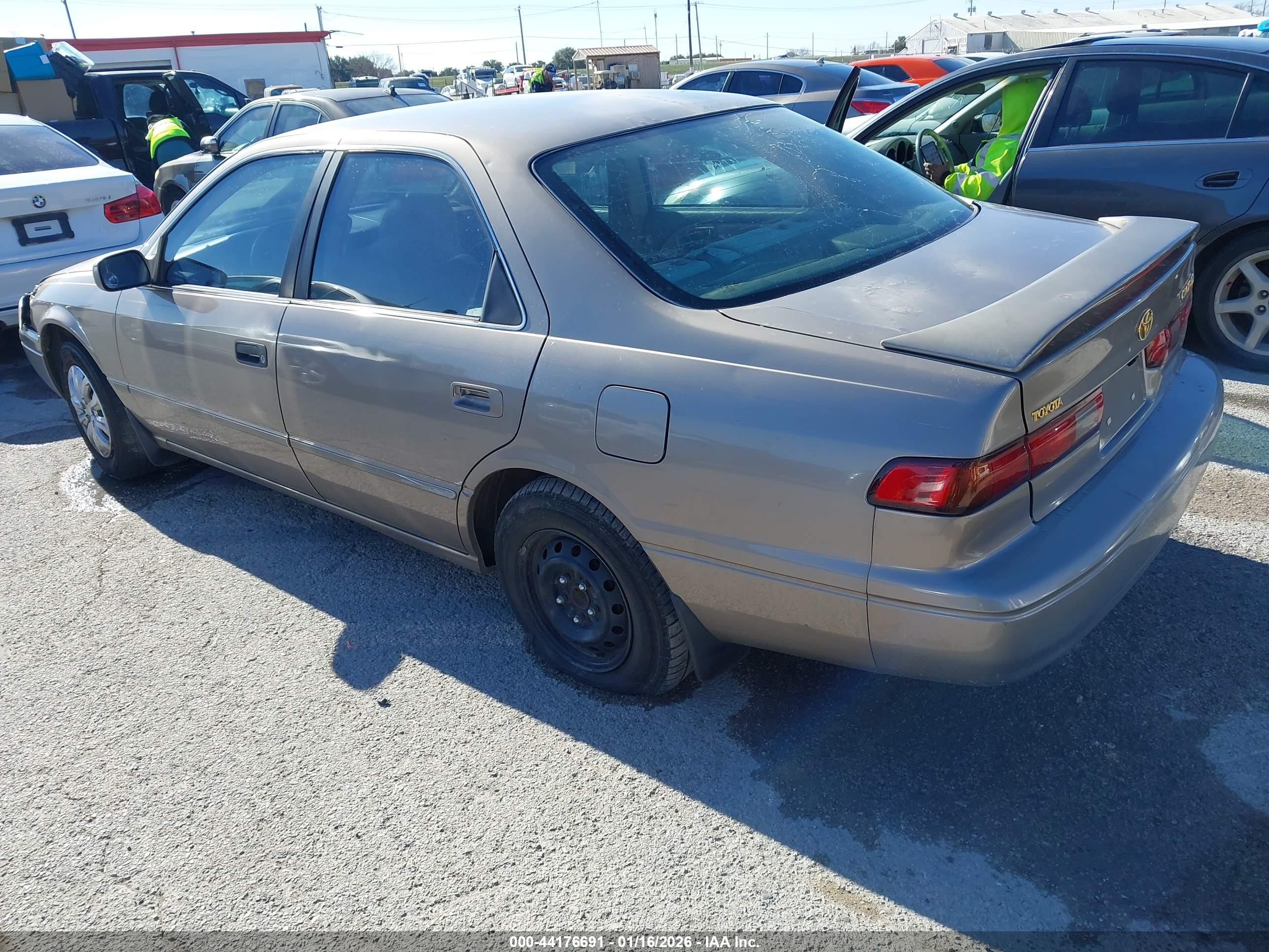 TOYOTA CAMRY image 3