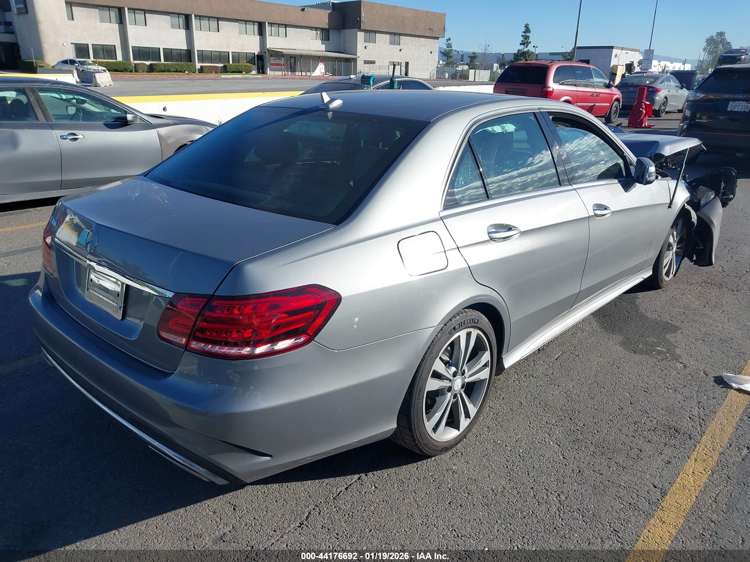 MERCEDES-BENZ E image 4