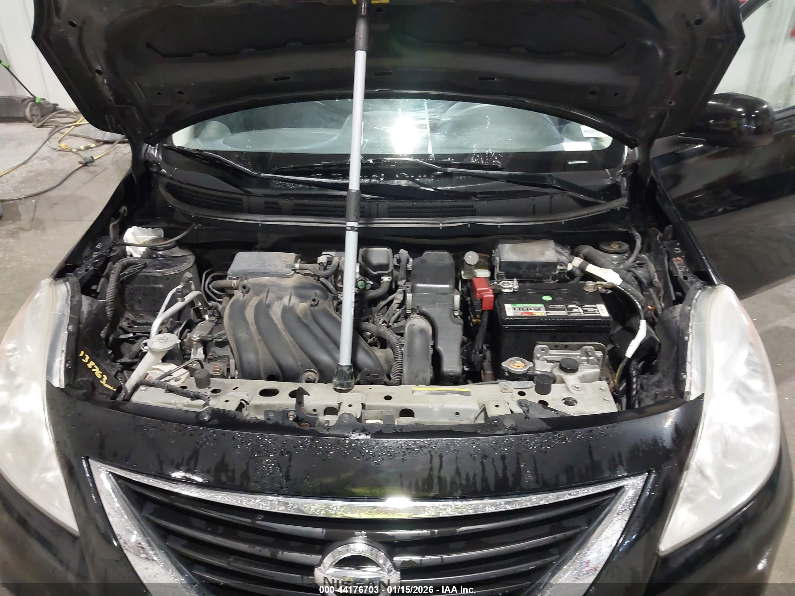 NISSAN VERSA image 10
