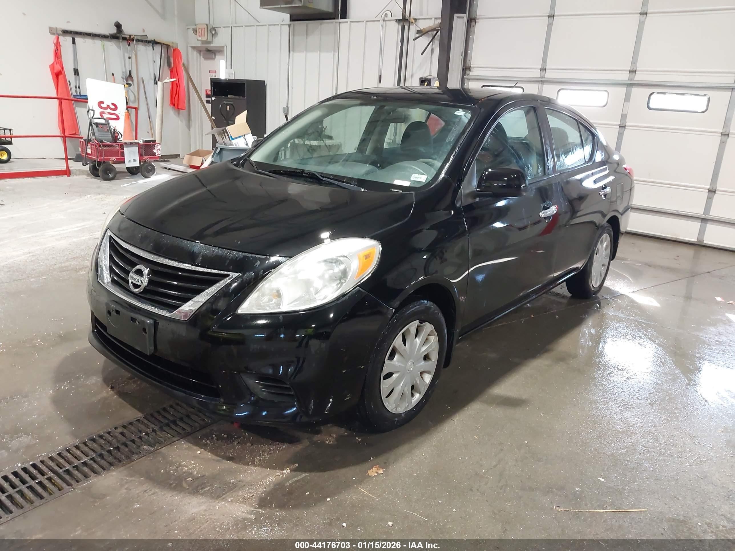 NISSAN VERSA image 2