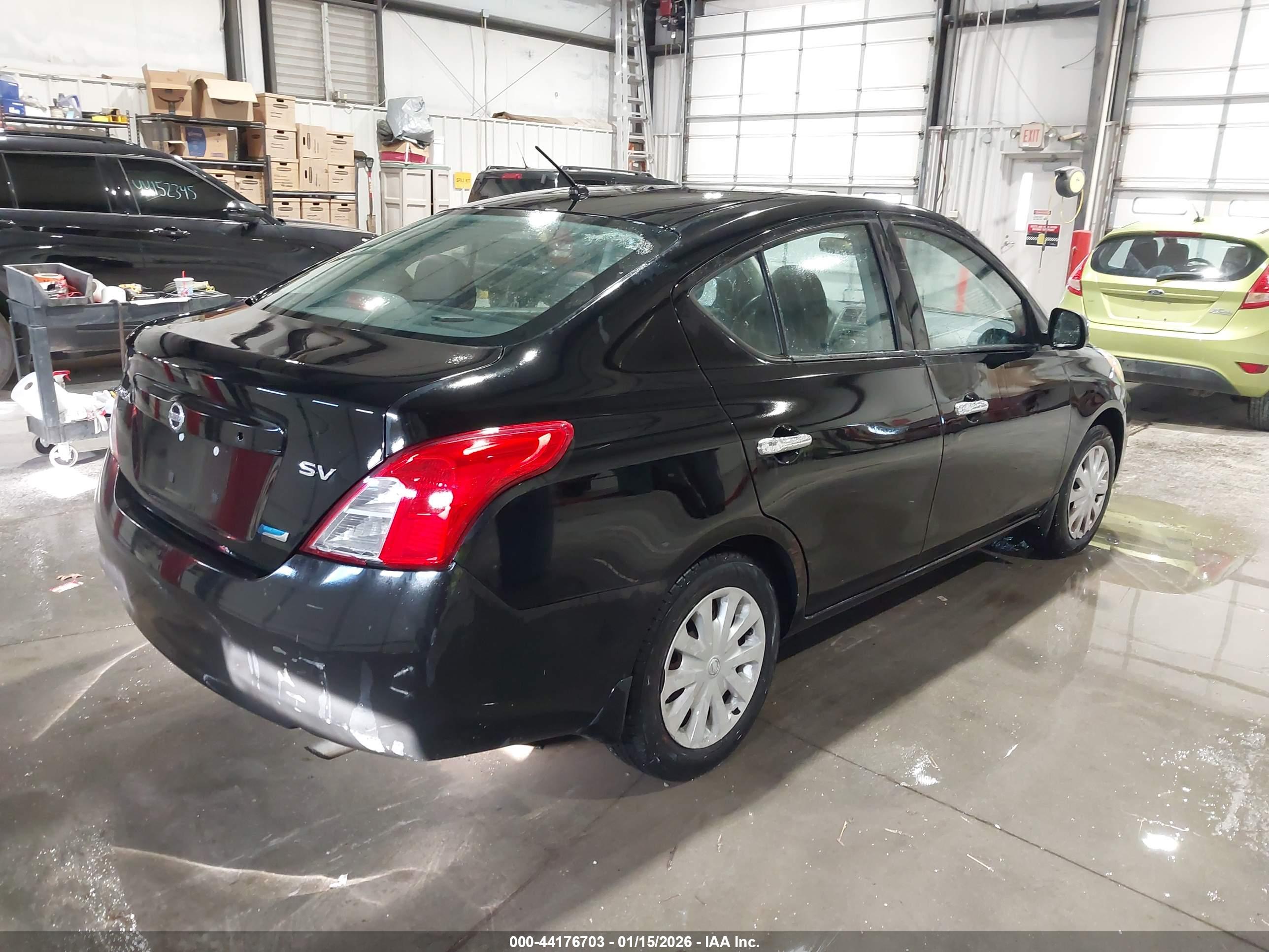 NISSAN VERSA image 4