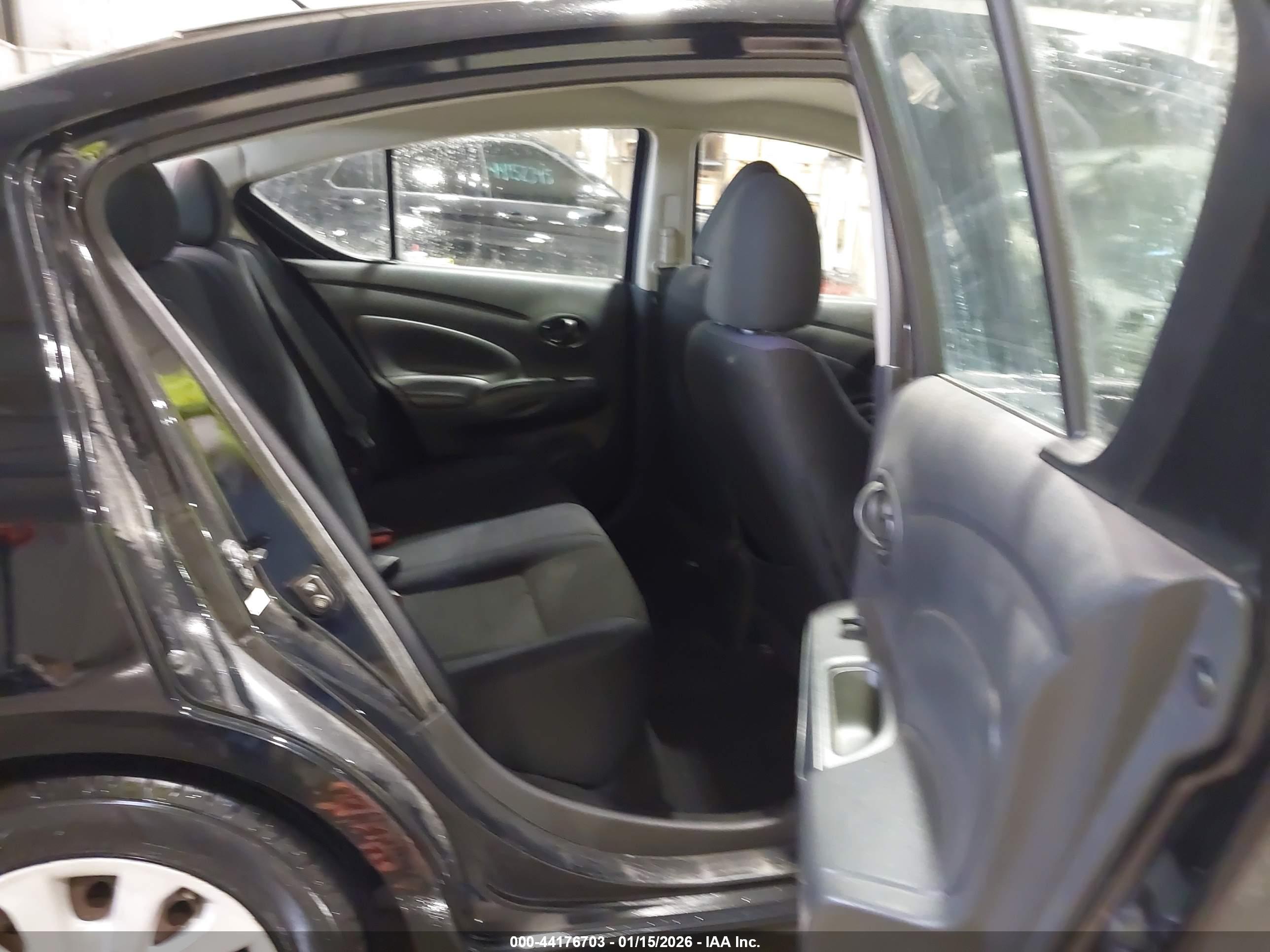 NISSAN VERSA image 8