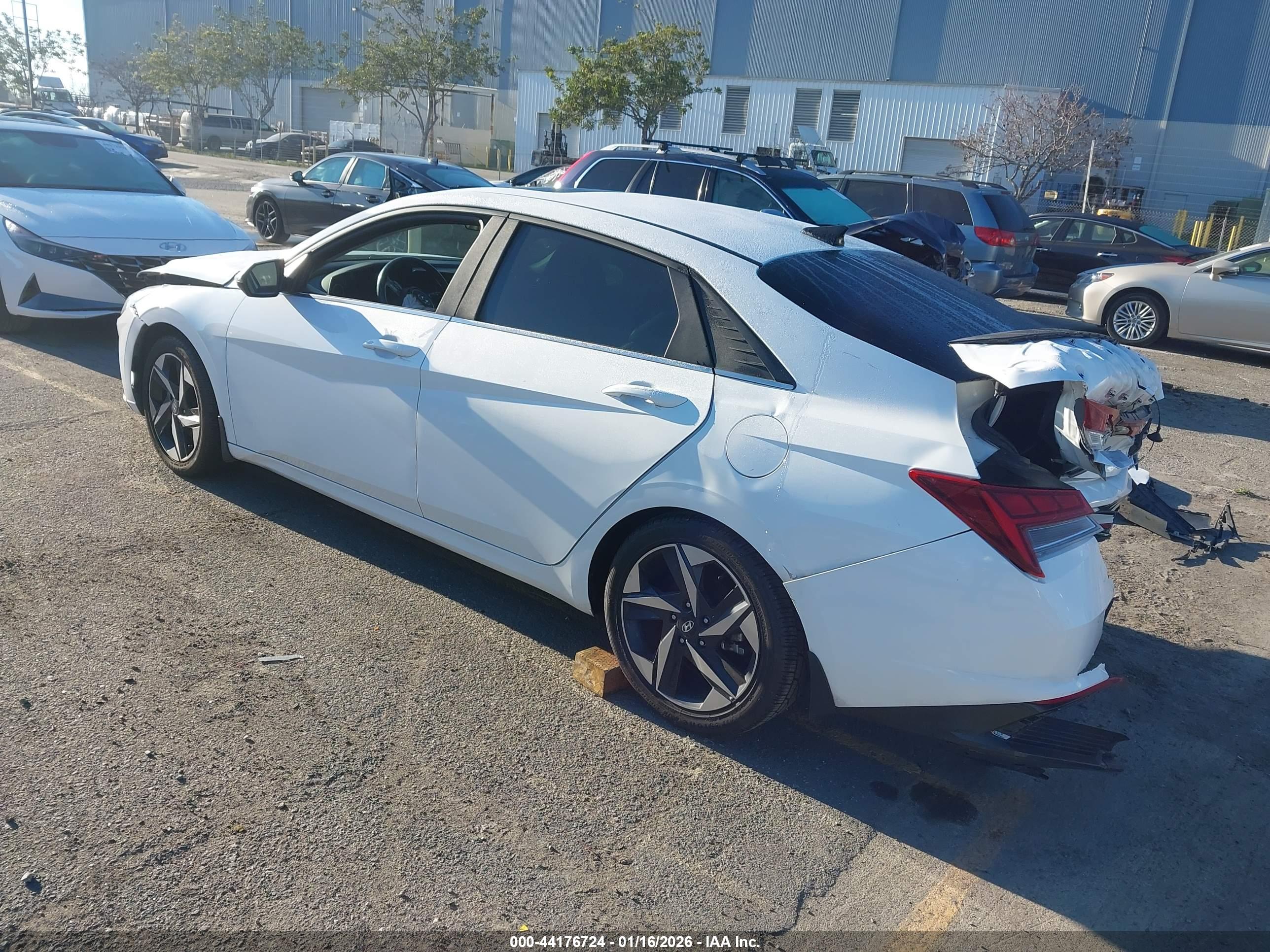 HYUNDAI ELANTRA image 3