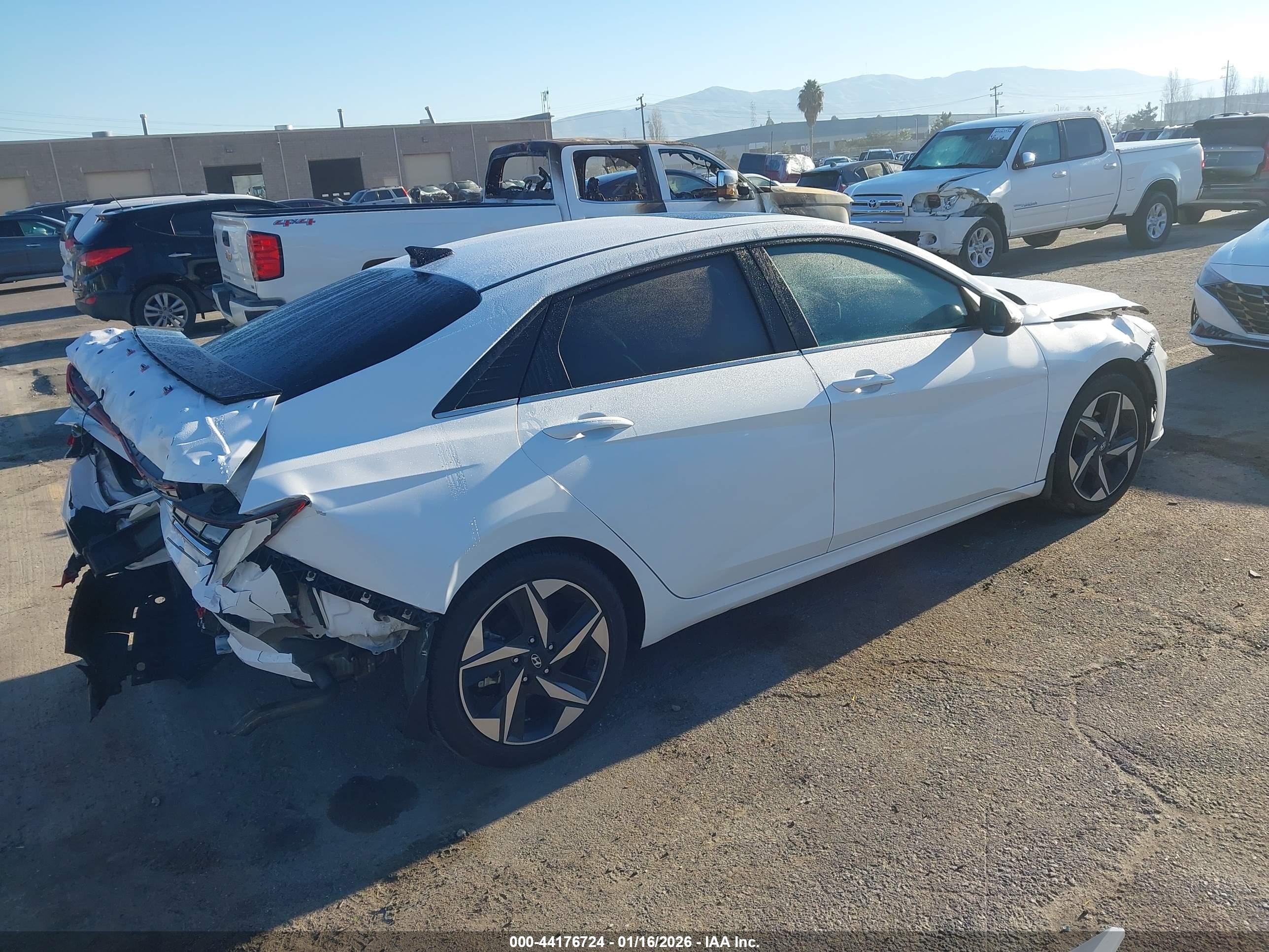HYUNDAI ELANTRA image 4