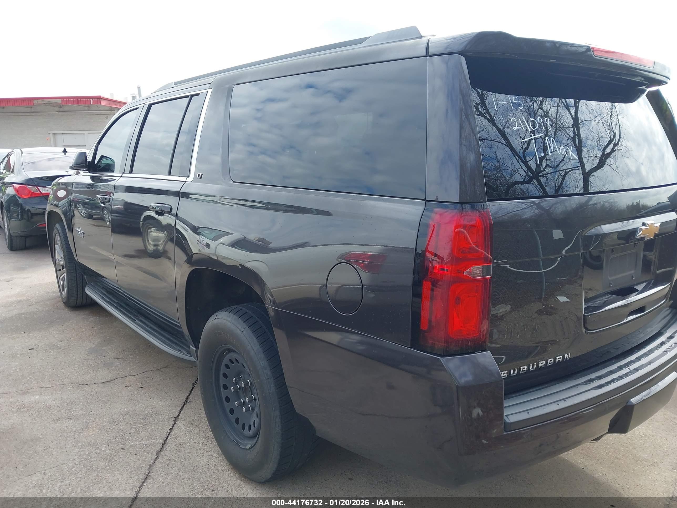 CHEVROLET SUBURBAN image 3