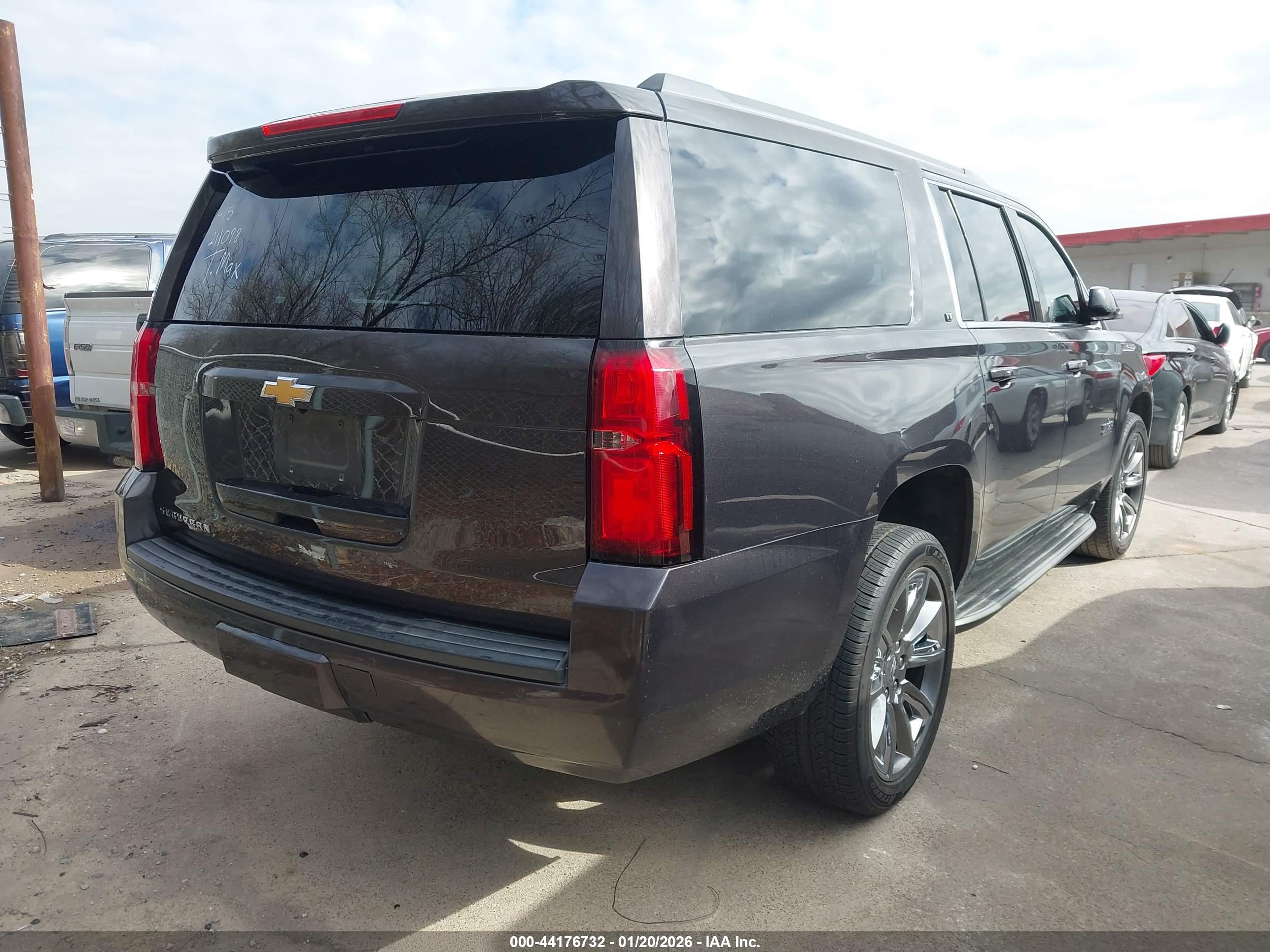 CHEVROLET SUBURBAN image 4