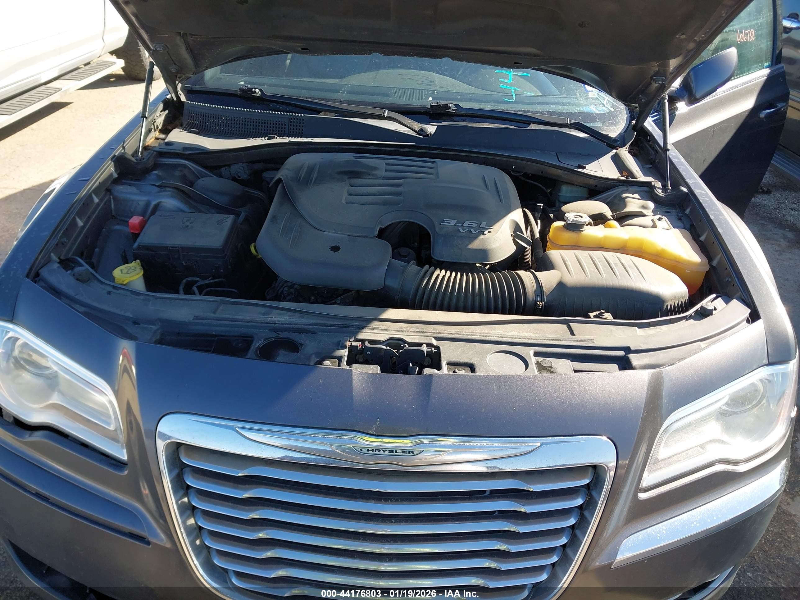 CHRYSLER 300 image 10