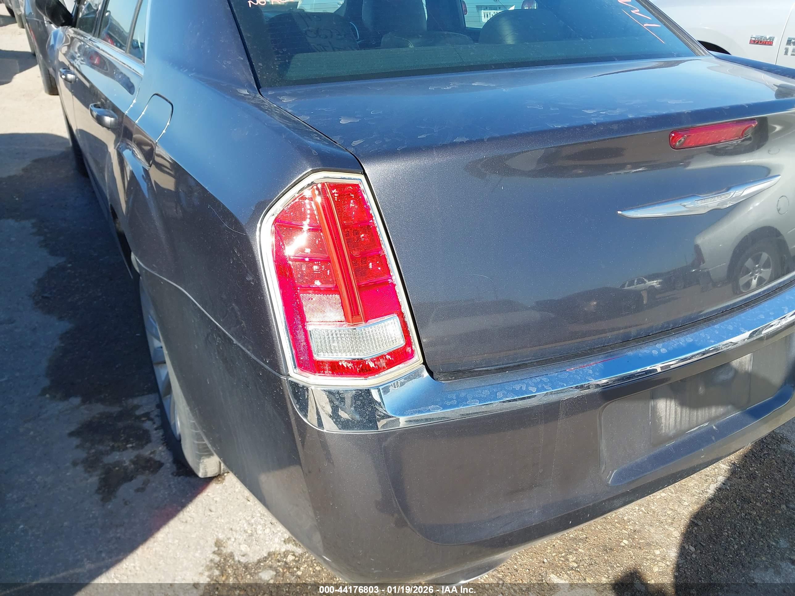CHRYSLER 300 image 6