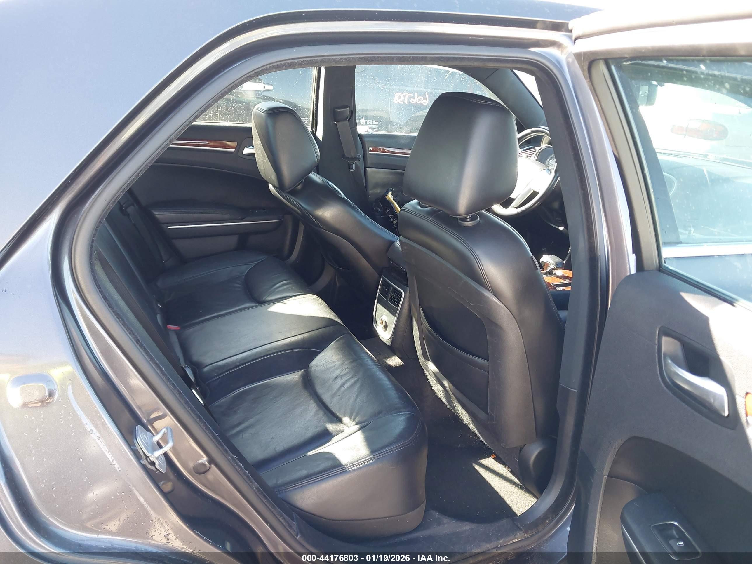 CHRYSLER 300 image 8