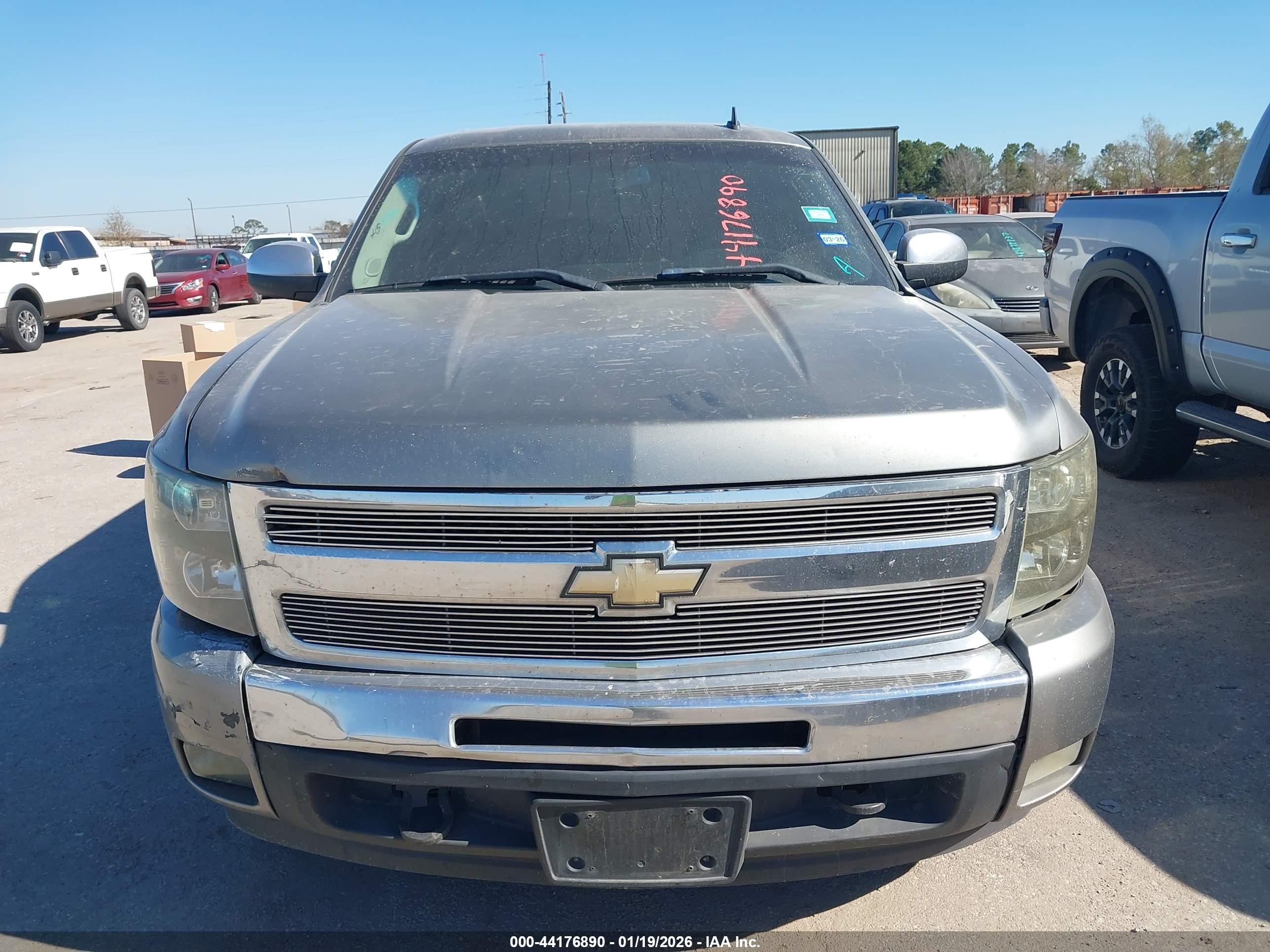 CHEVROLET SILVERADO image 6