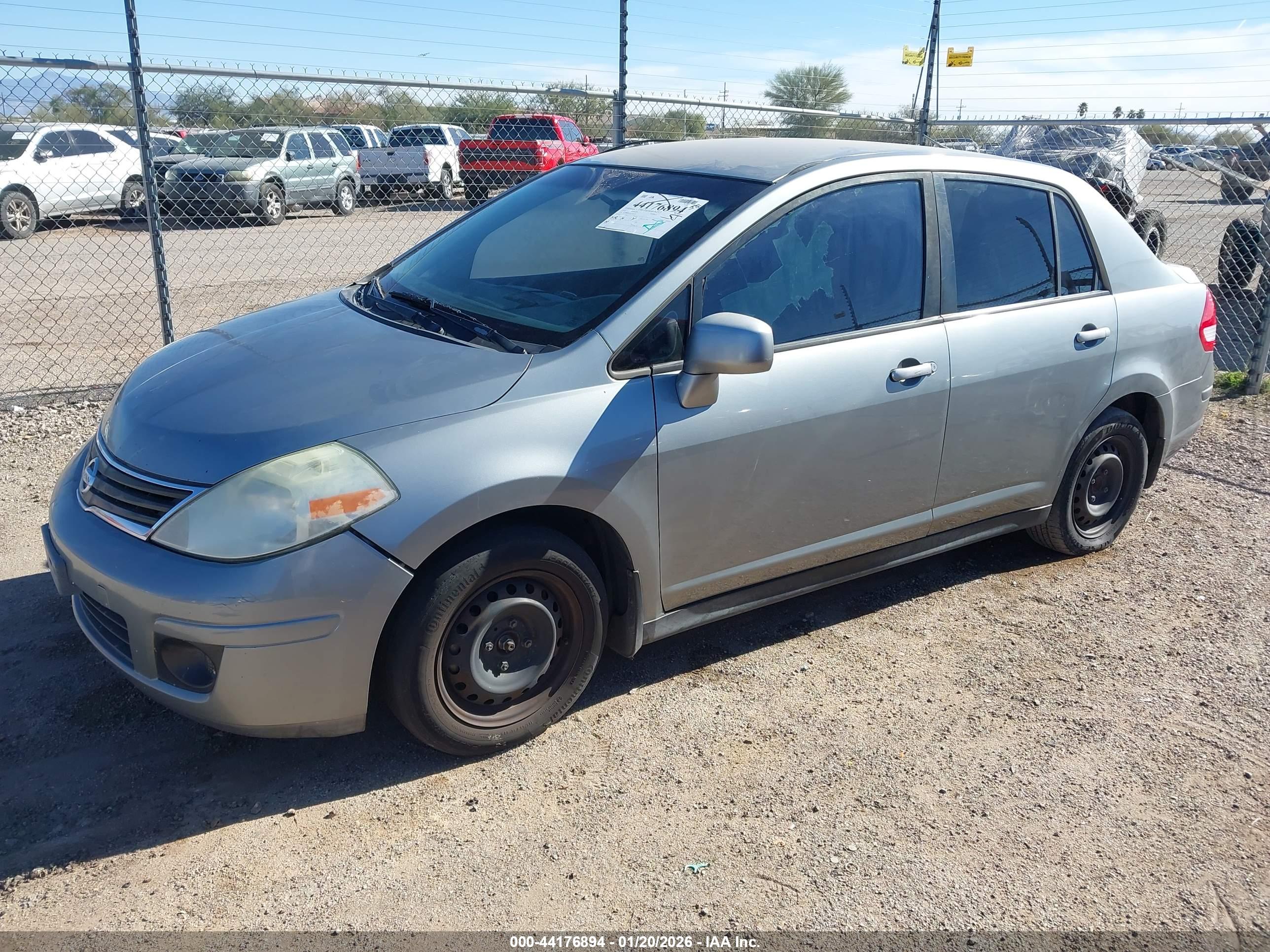NISSAN VERSA image 2