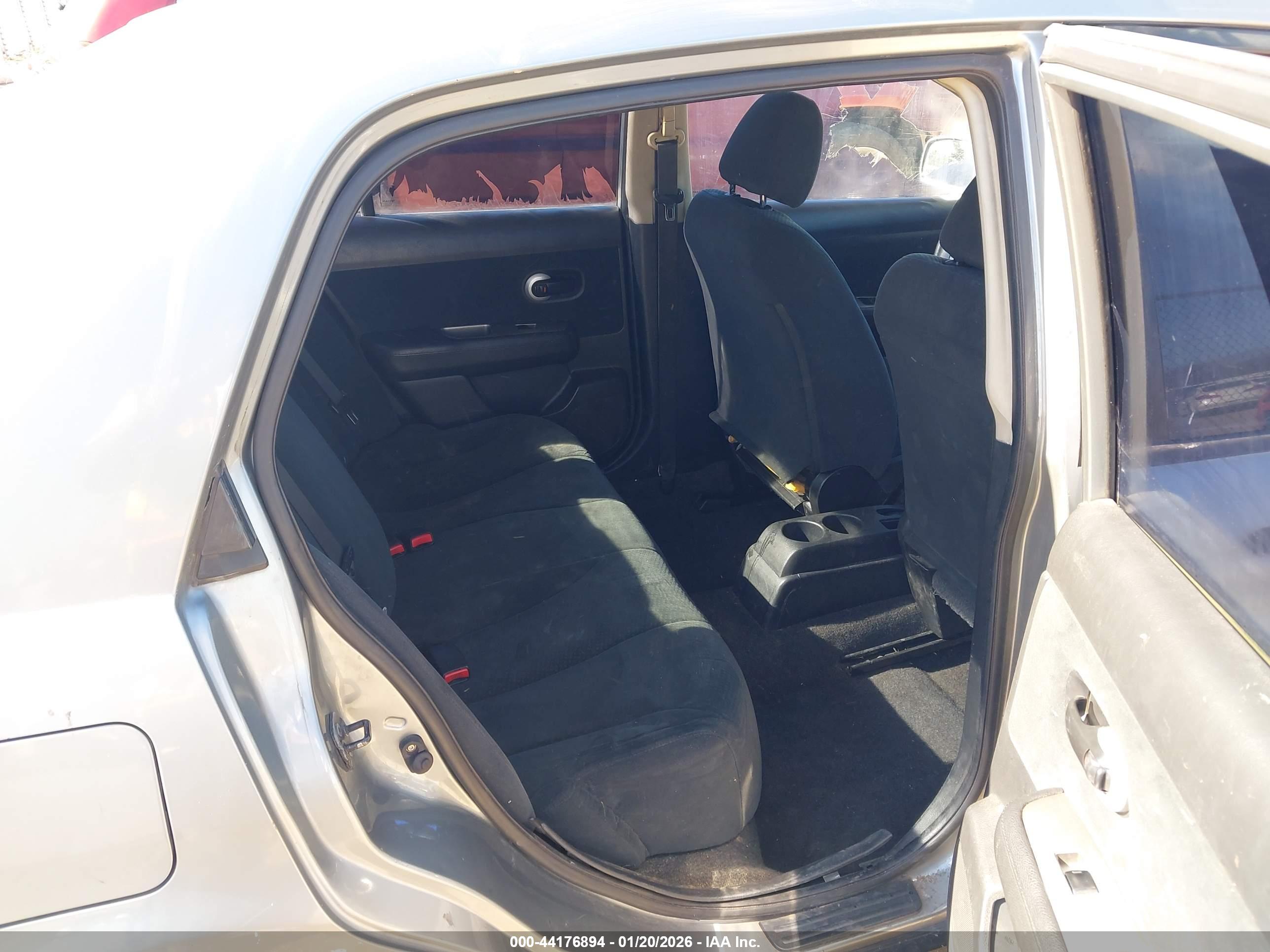 NISSAN VERSA image 8