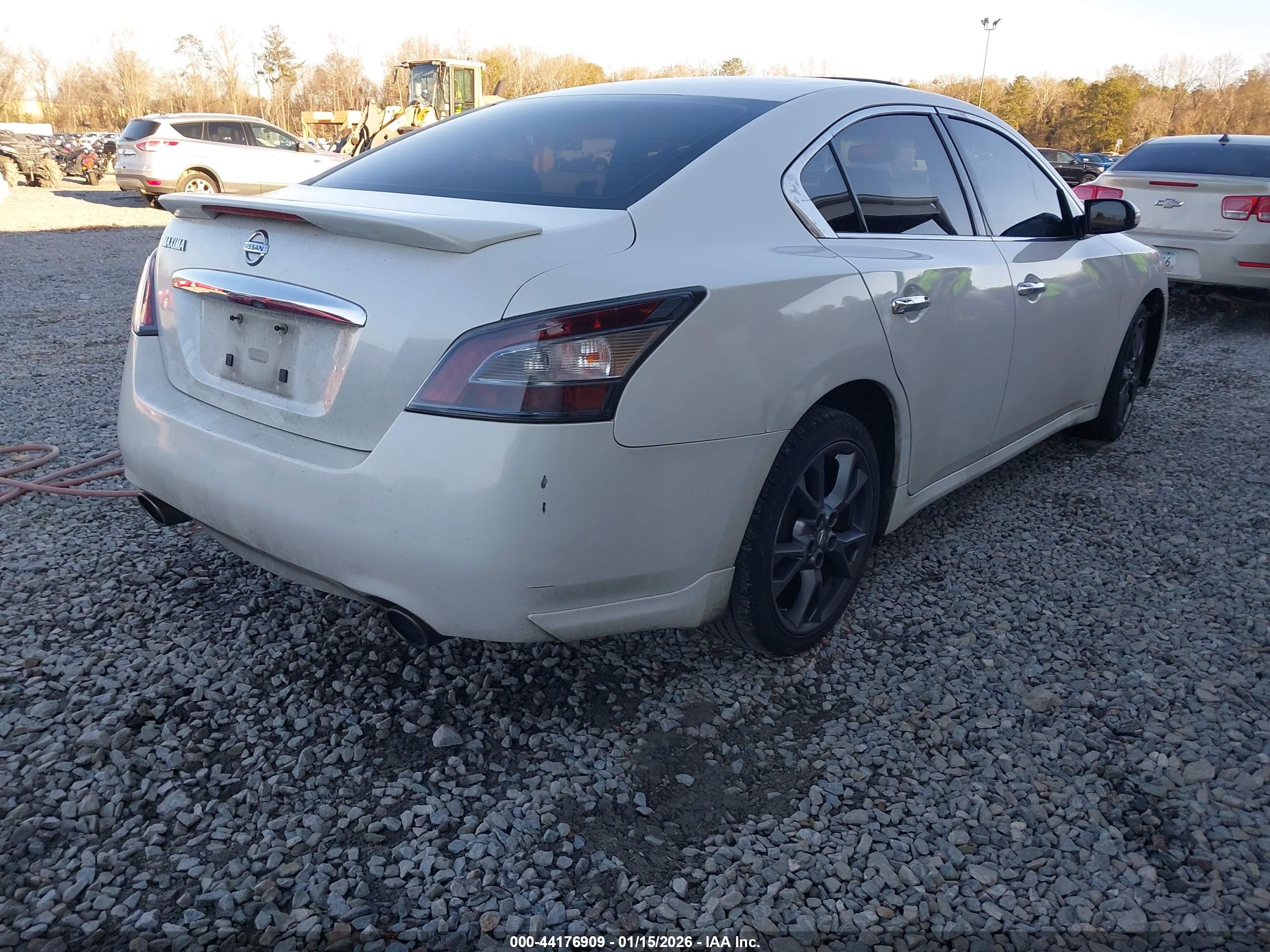 NISSAN MAXIMA image 4