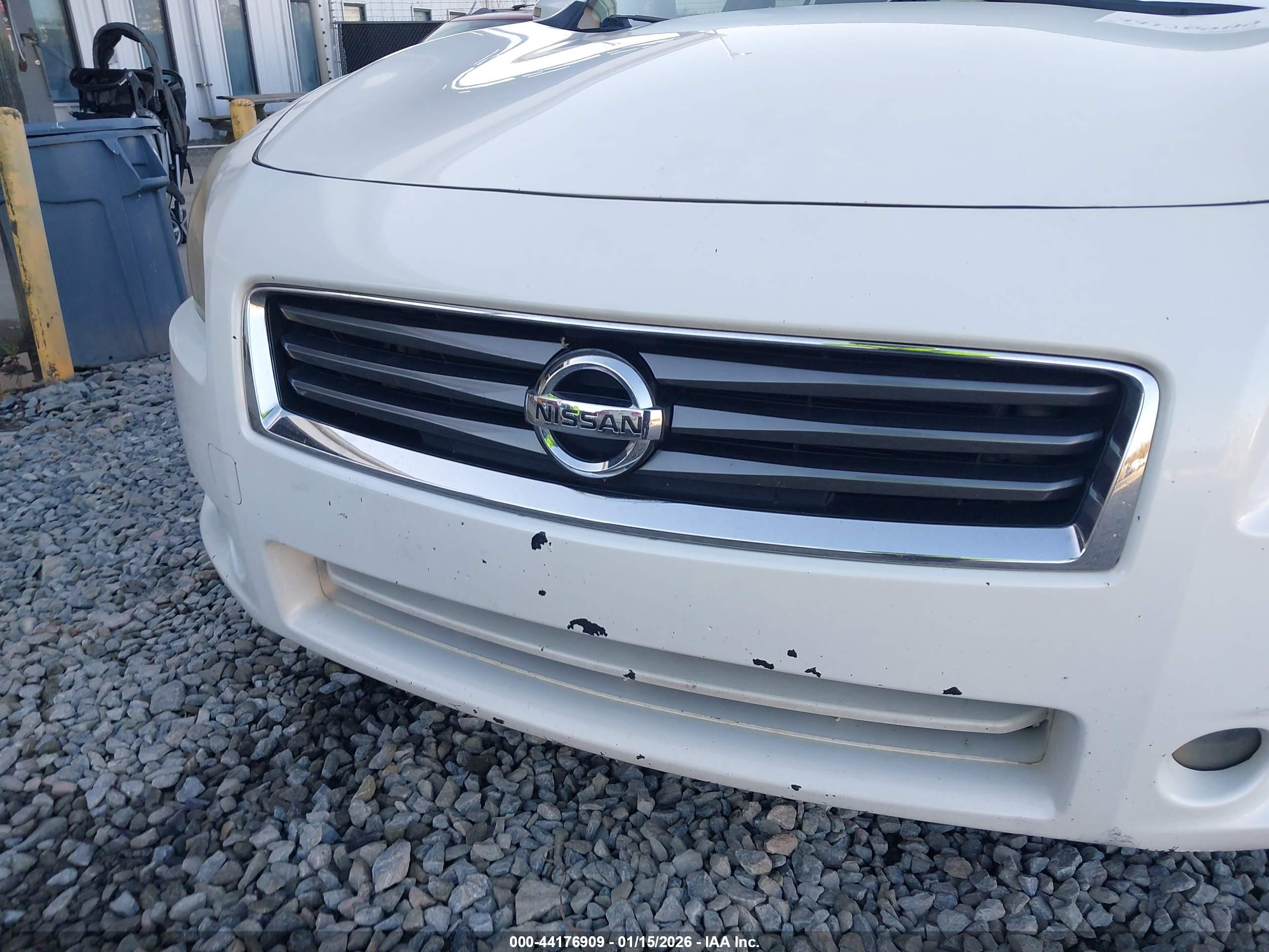 NISSAN MAXIMA image 6