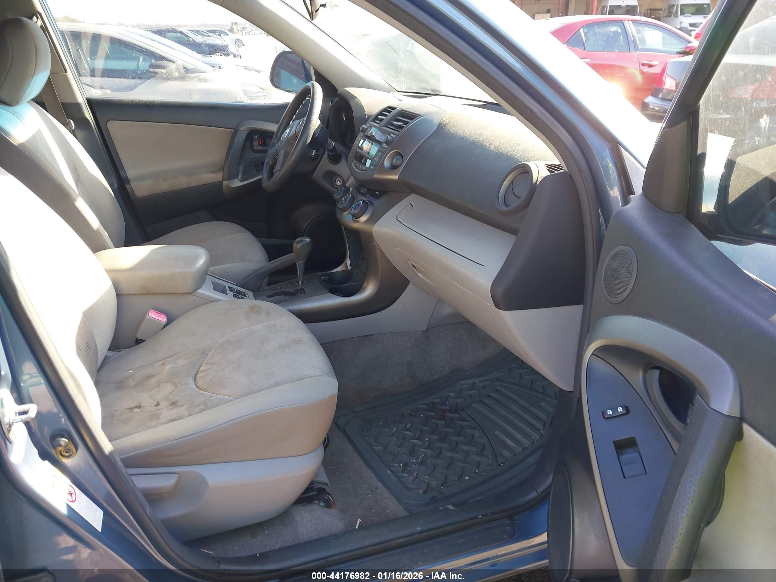 TOYOTA RAV4 image 5