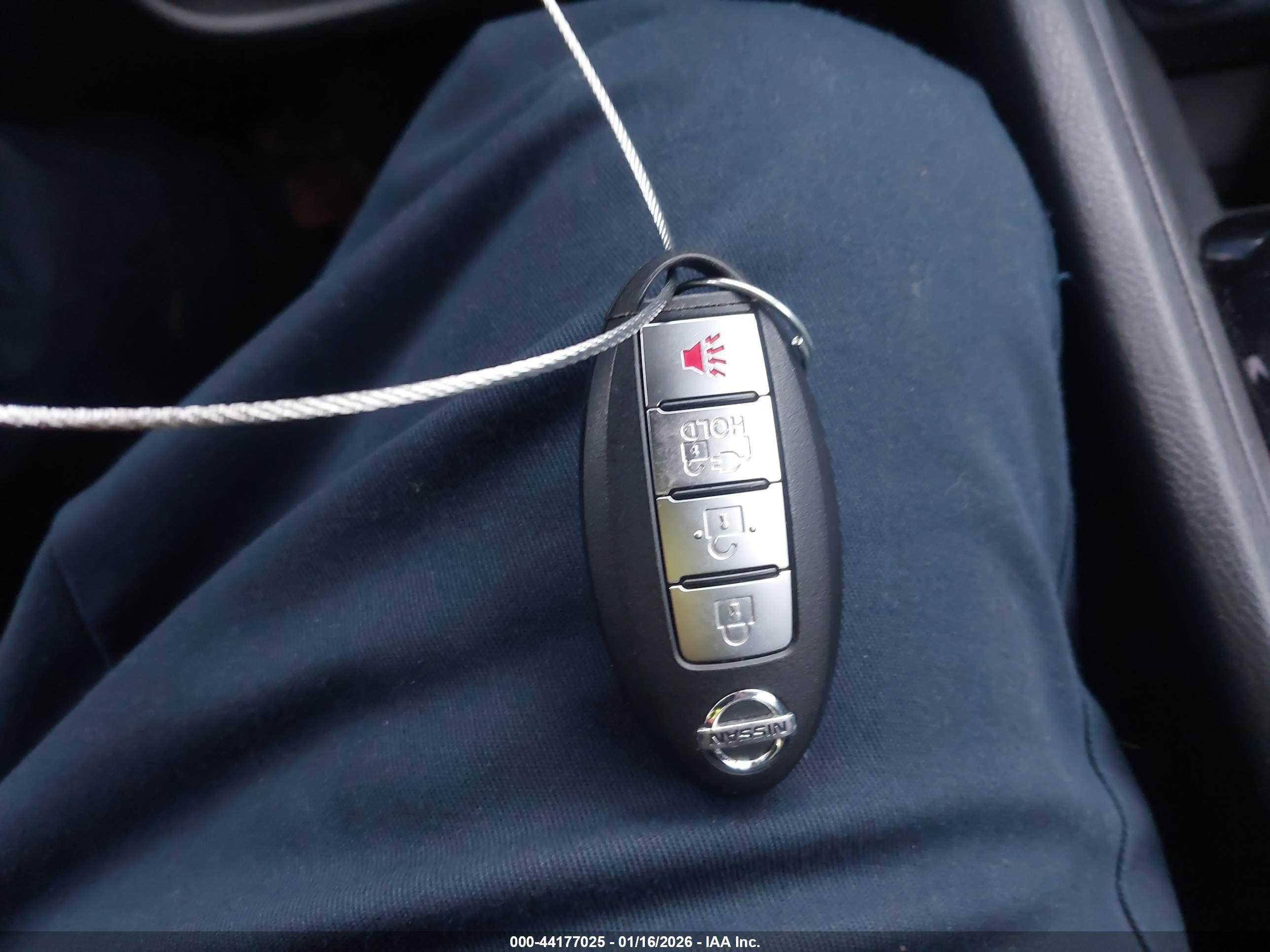 NISSAN LEAF image 11