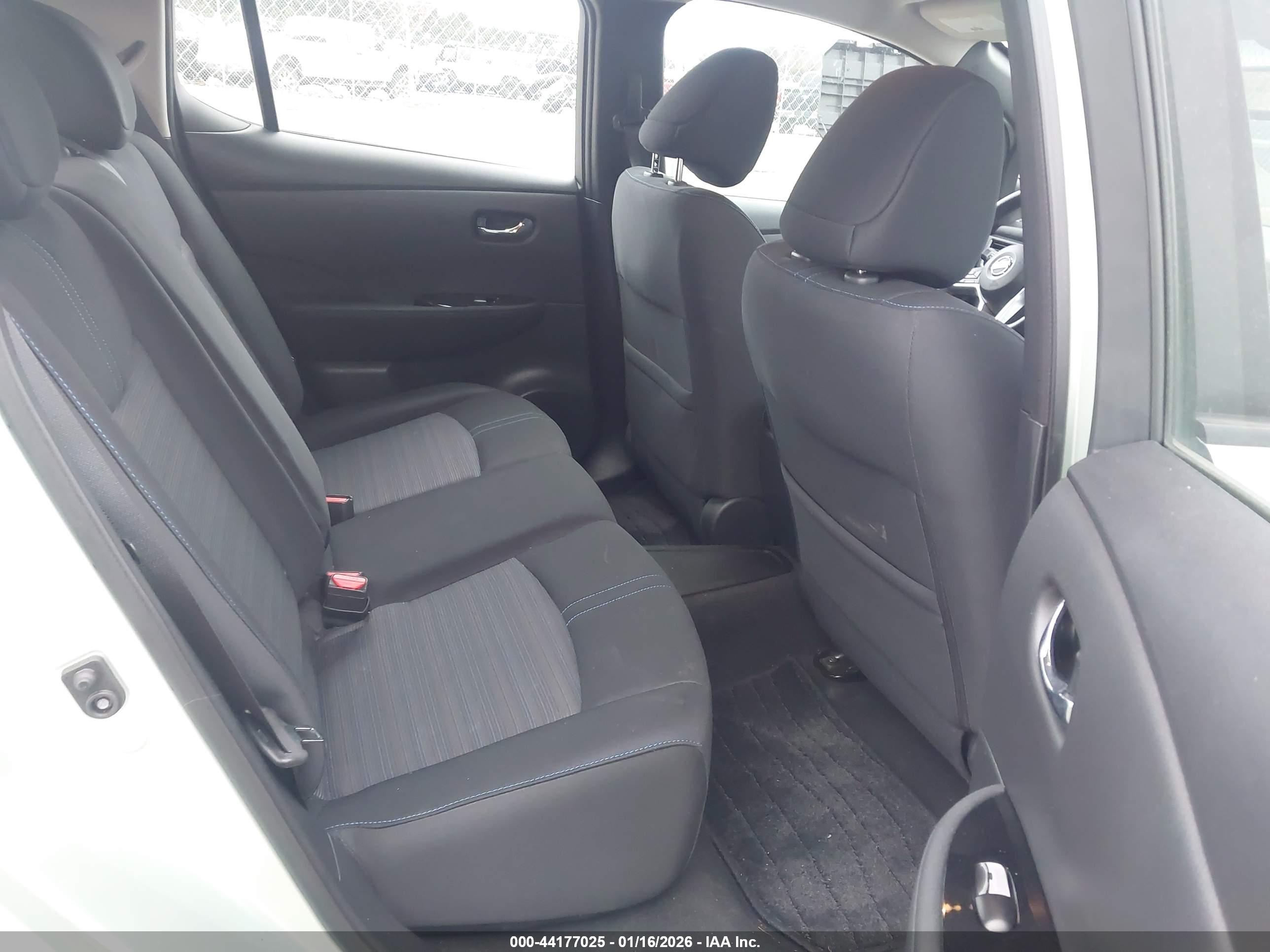 NISSAN LEAF image 8