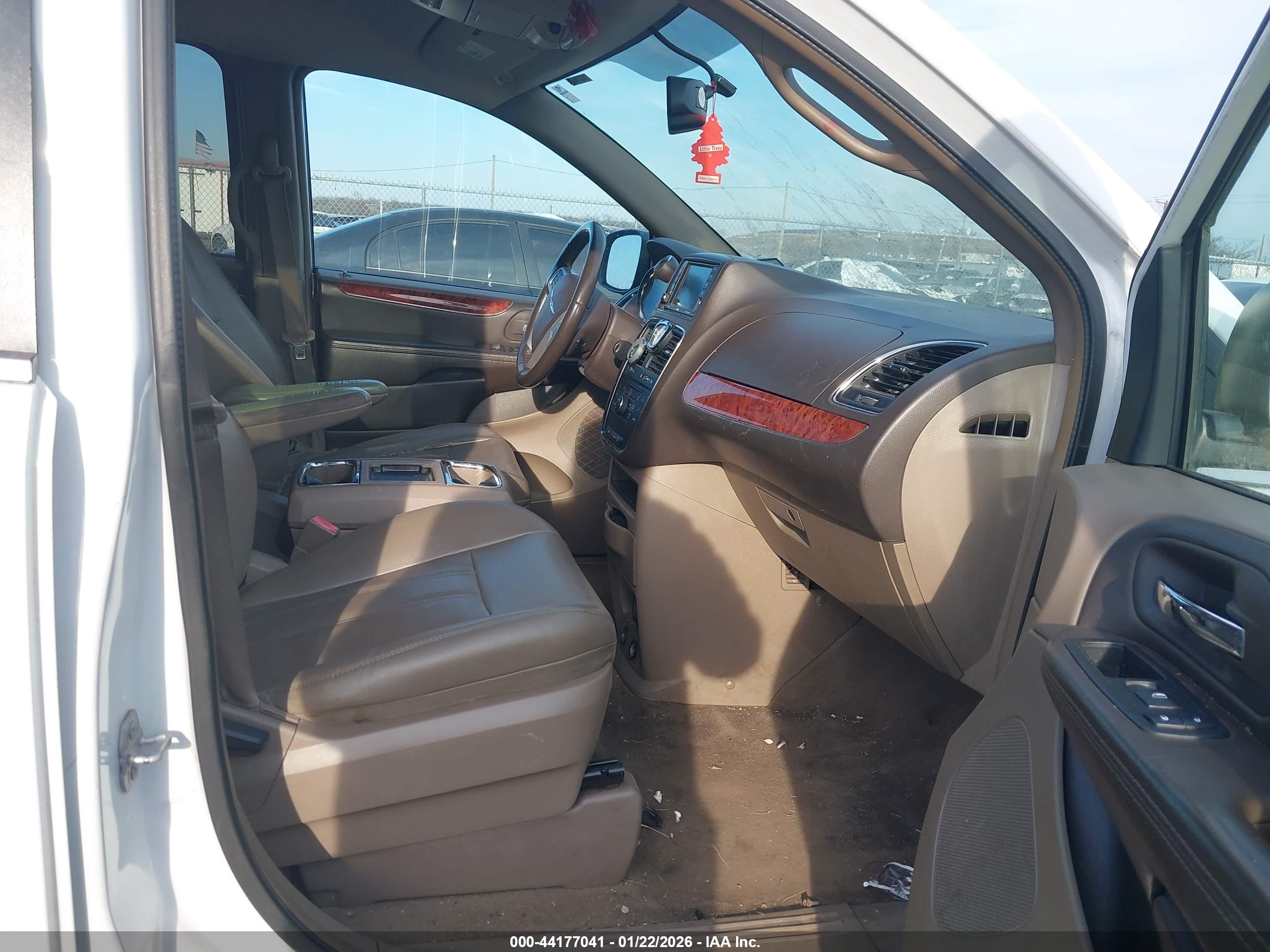 CHRYSLER TOWN image 5