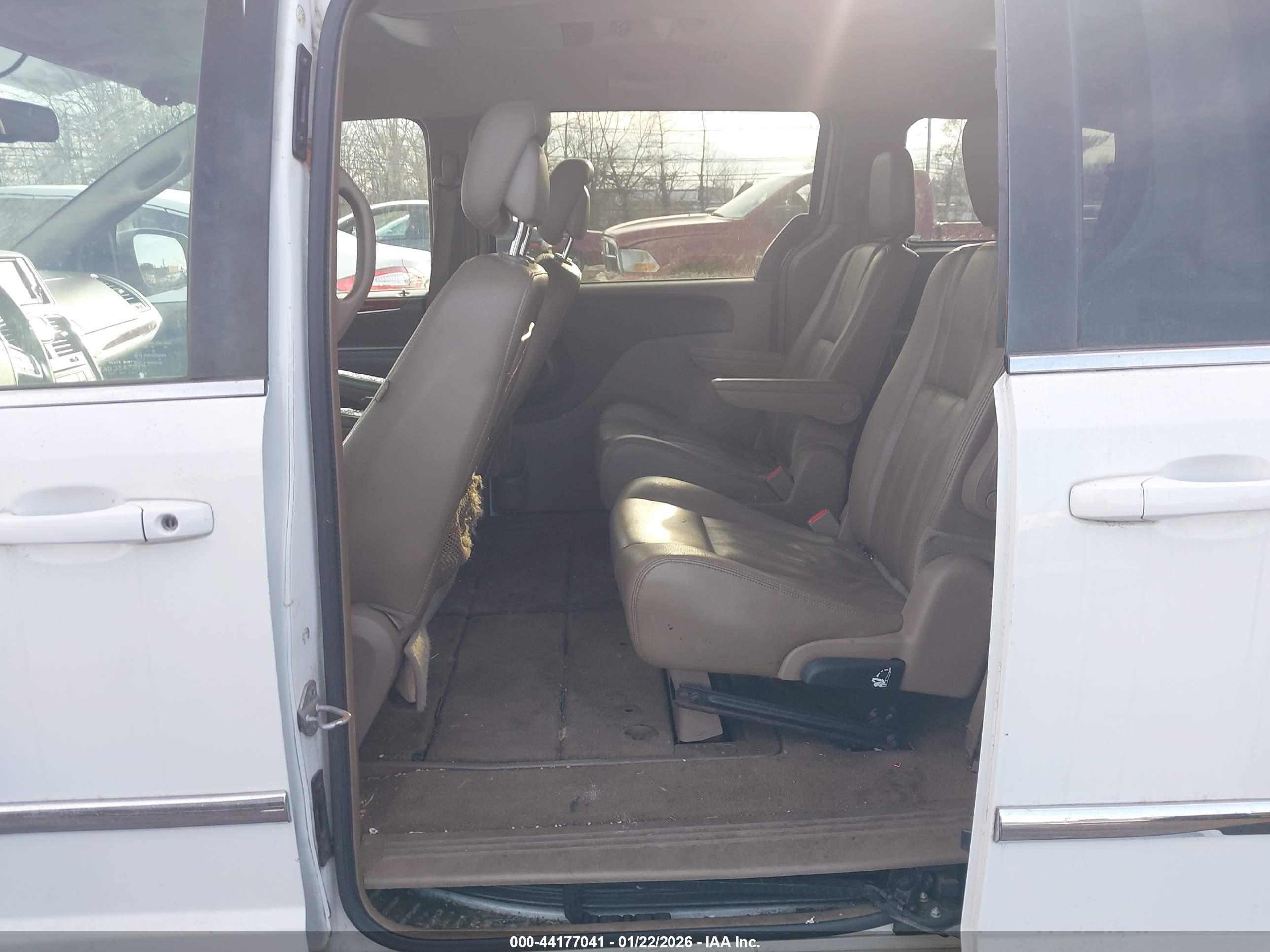 CHRYSLER TOWN image 8