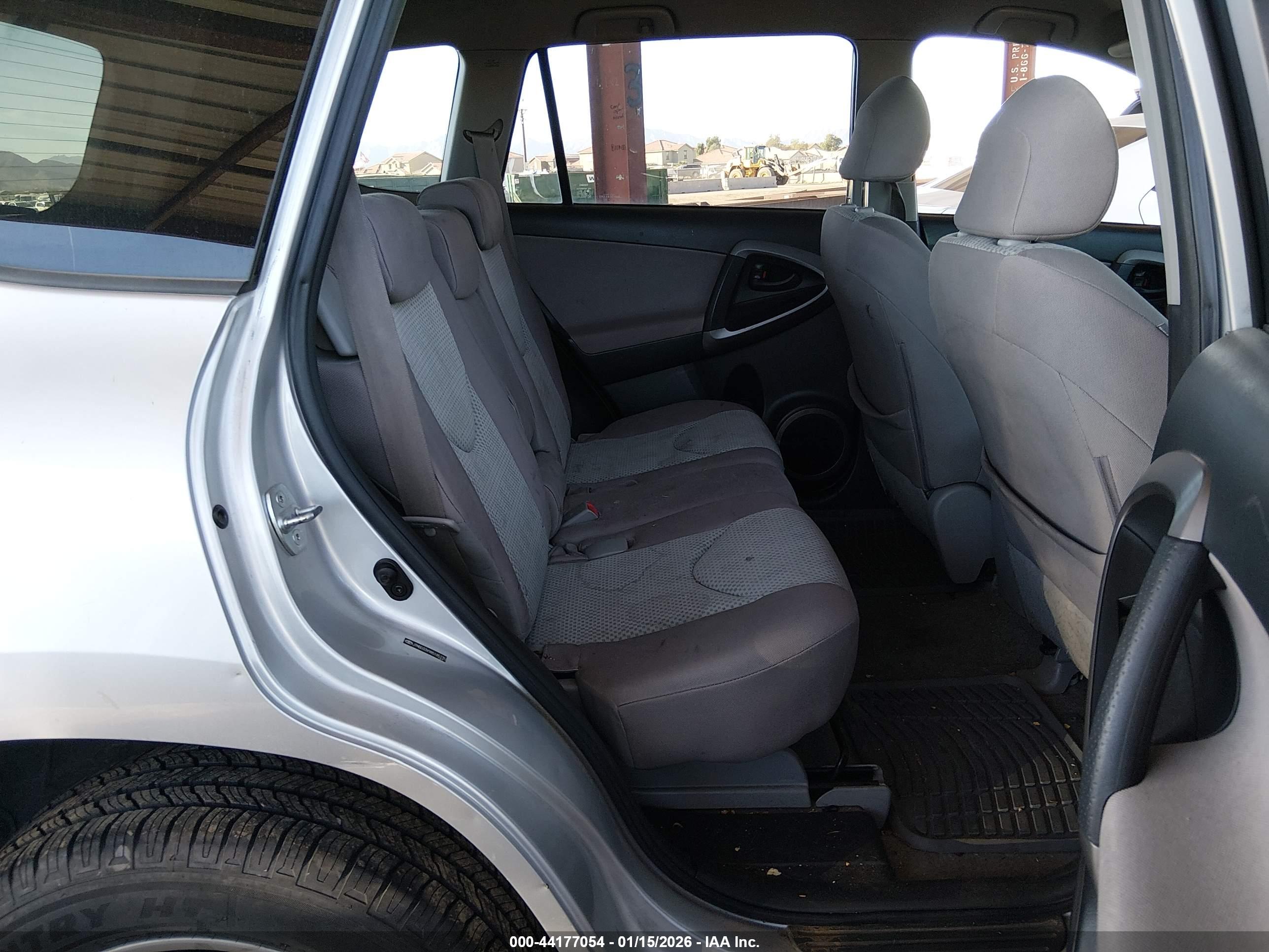 TOYOTA RAV4 image 8