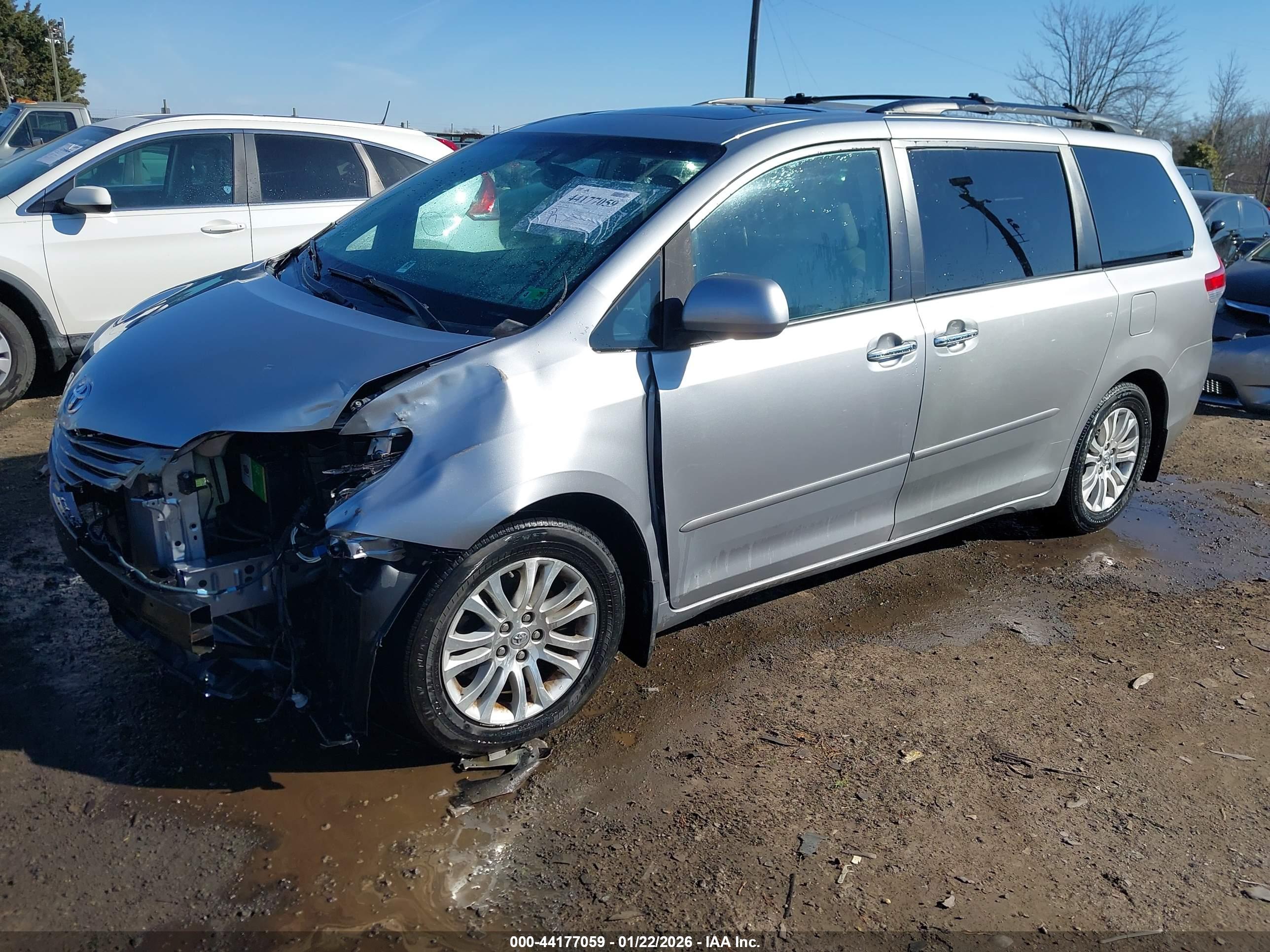 TOYOTA SIENNA image 2