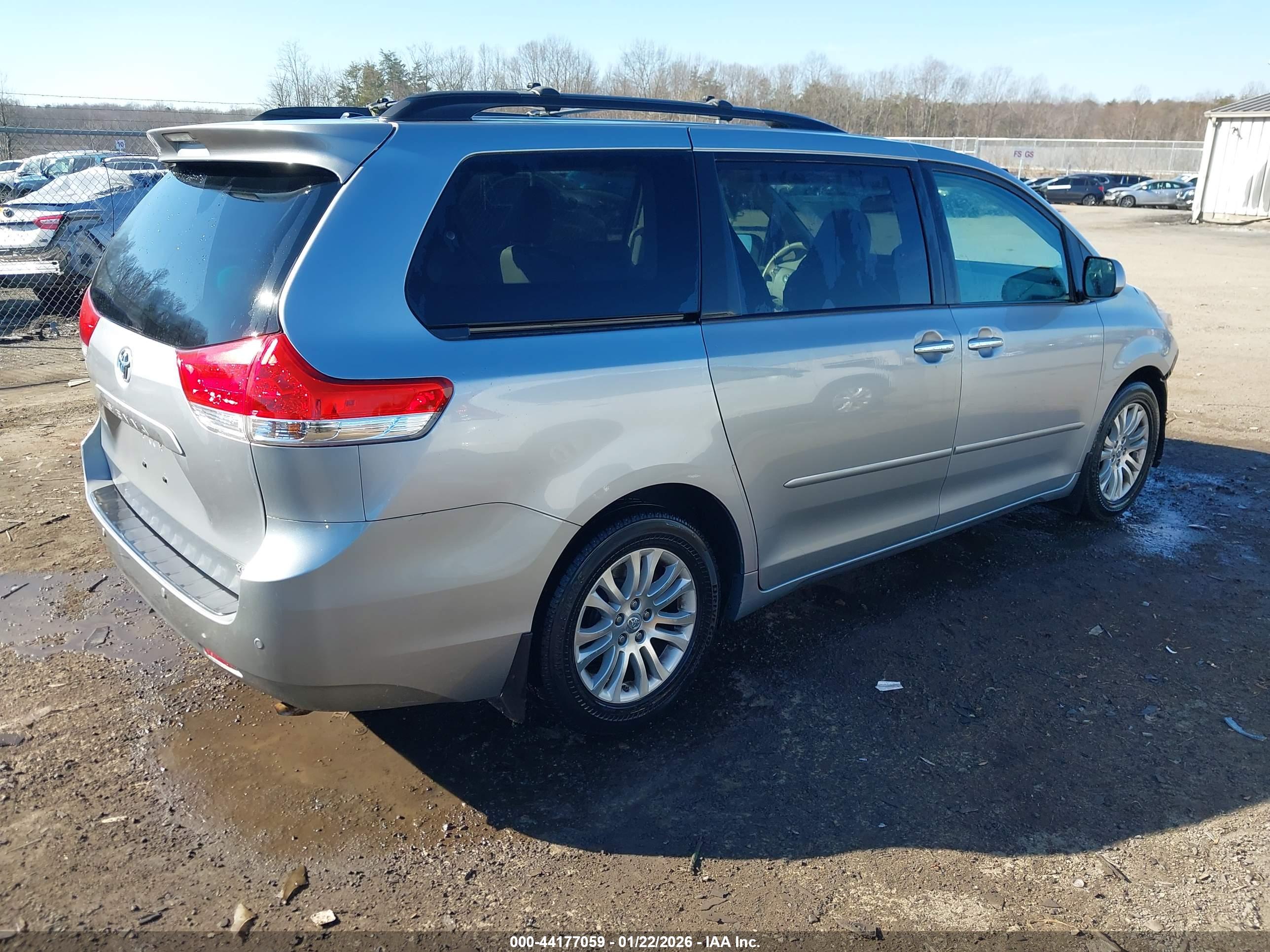 TOYOTA SIENNA image 4