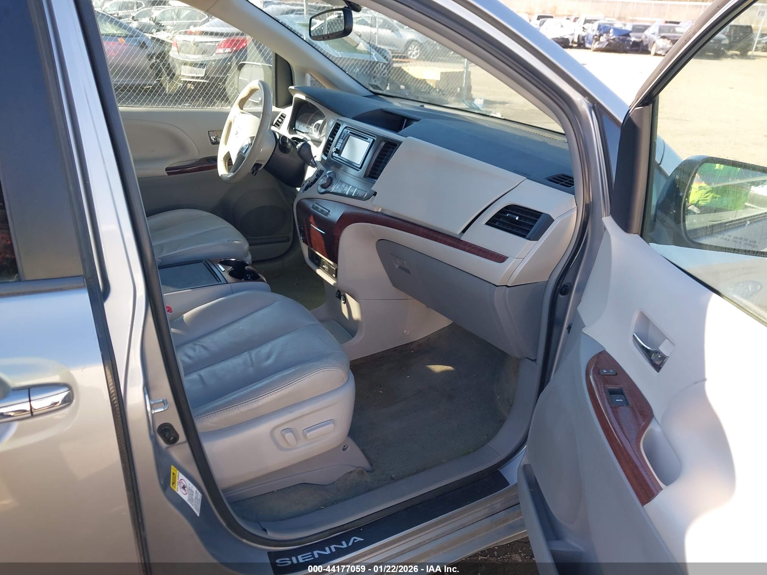 TOYOTA SIENNA image 5