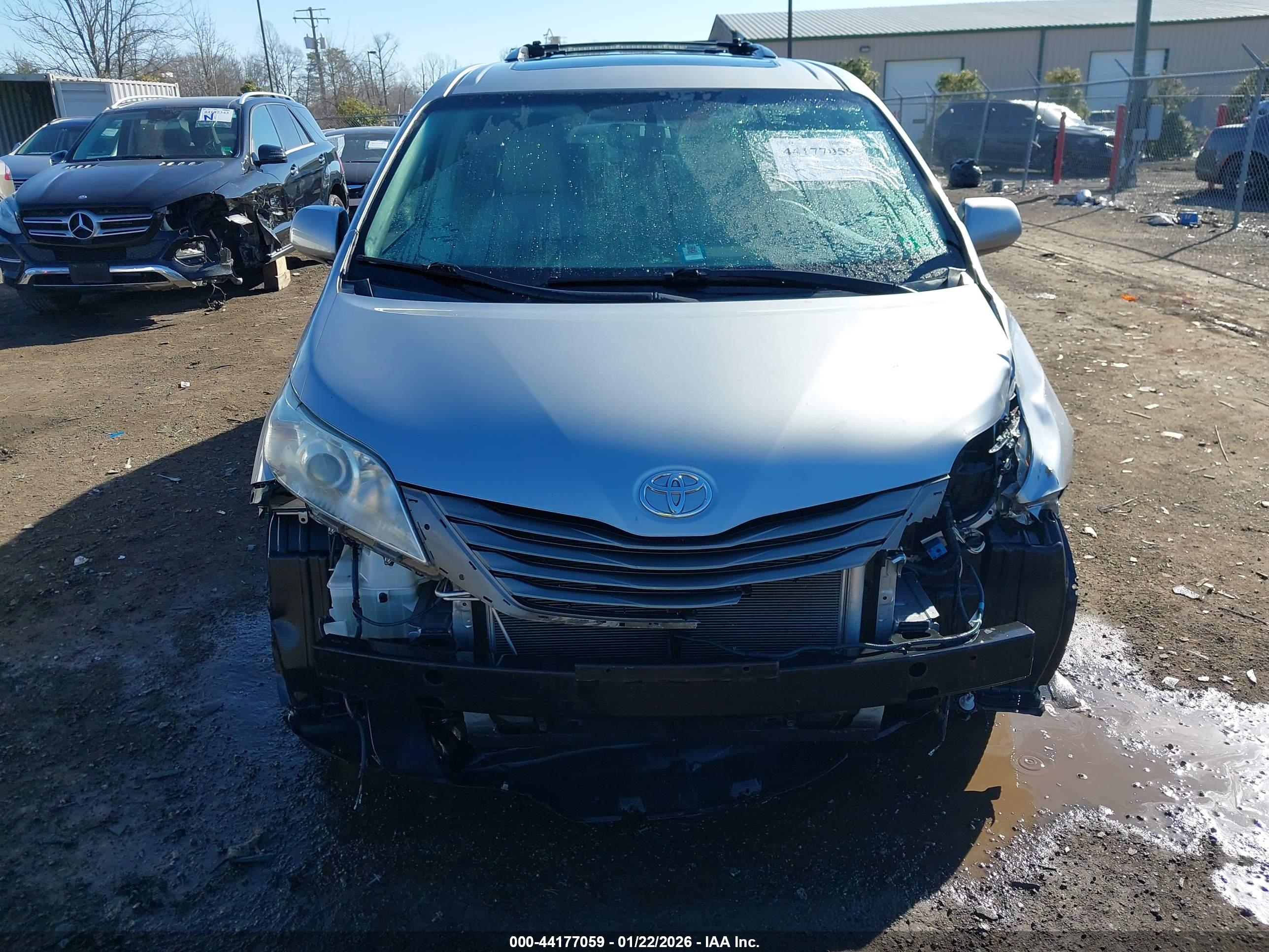 TOYOTA SIENNA image 6