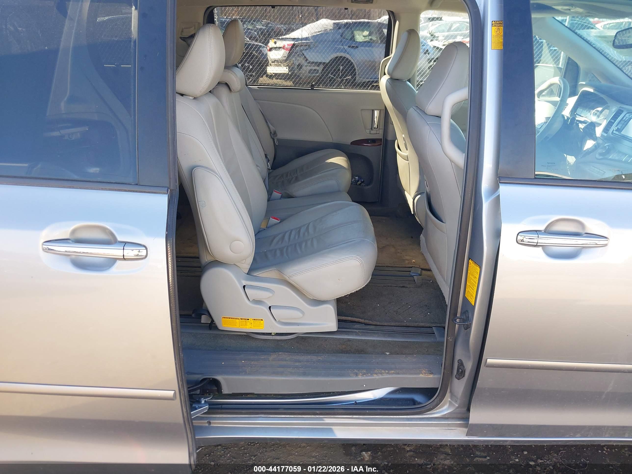 TOYOTA SIENNA image 8