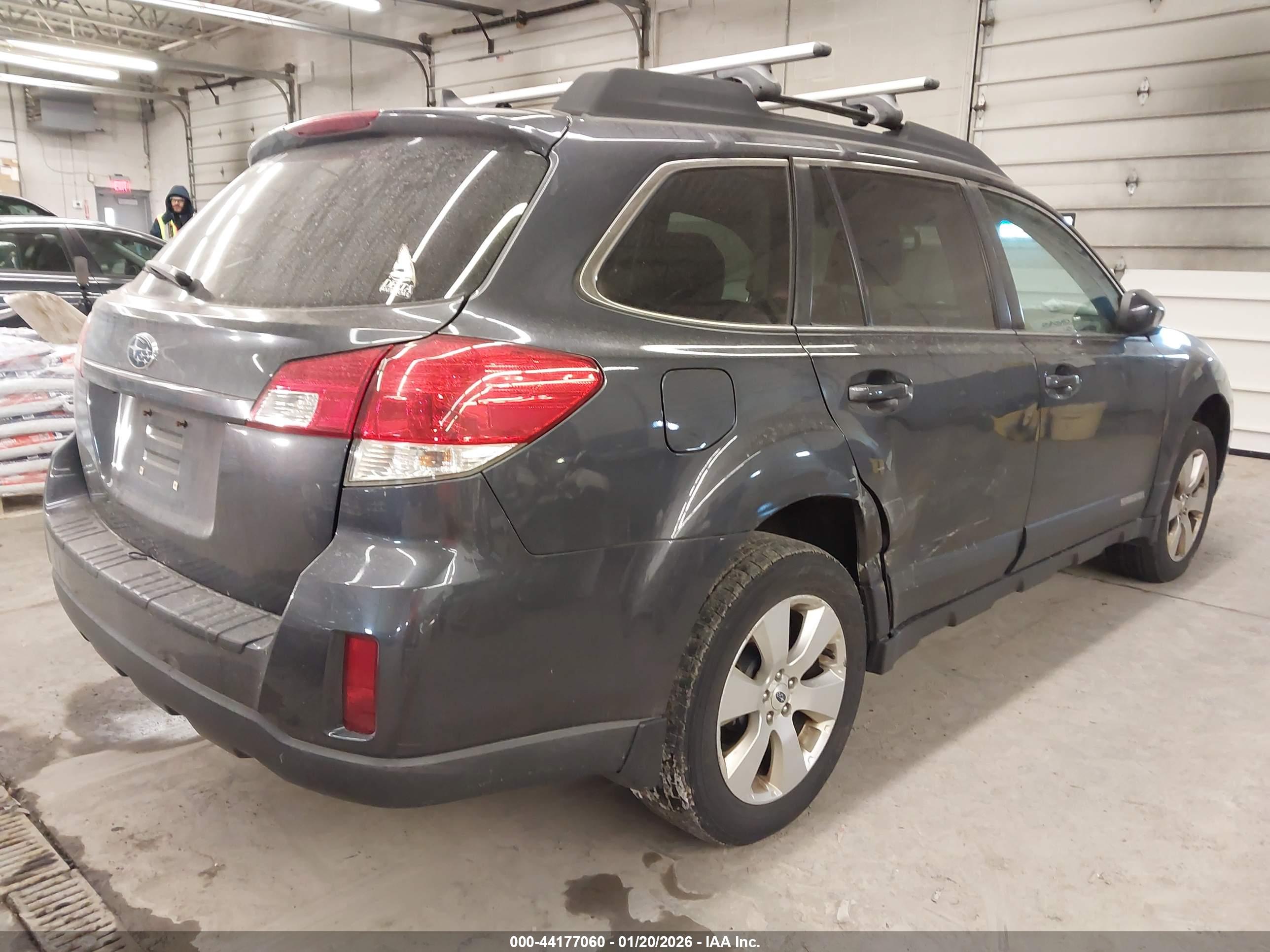 SUBARU OUTBACK image 4