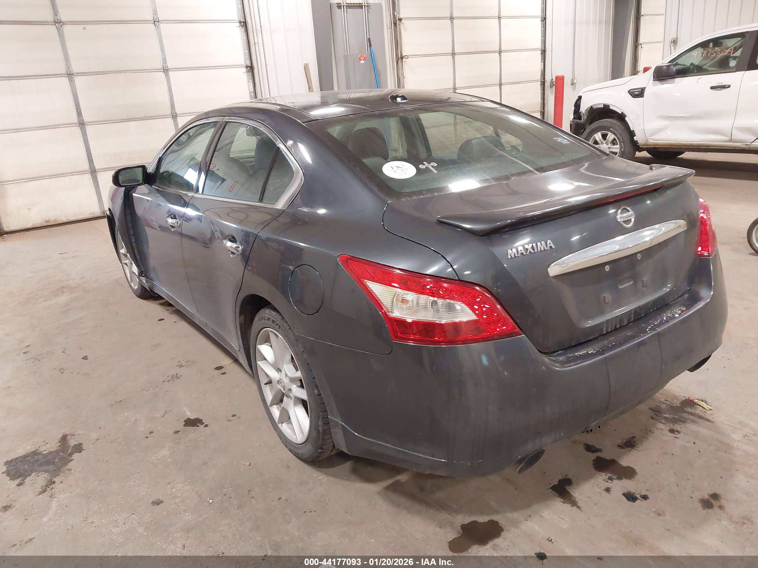 NISSAN MAXIMA image 3