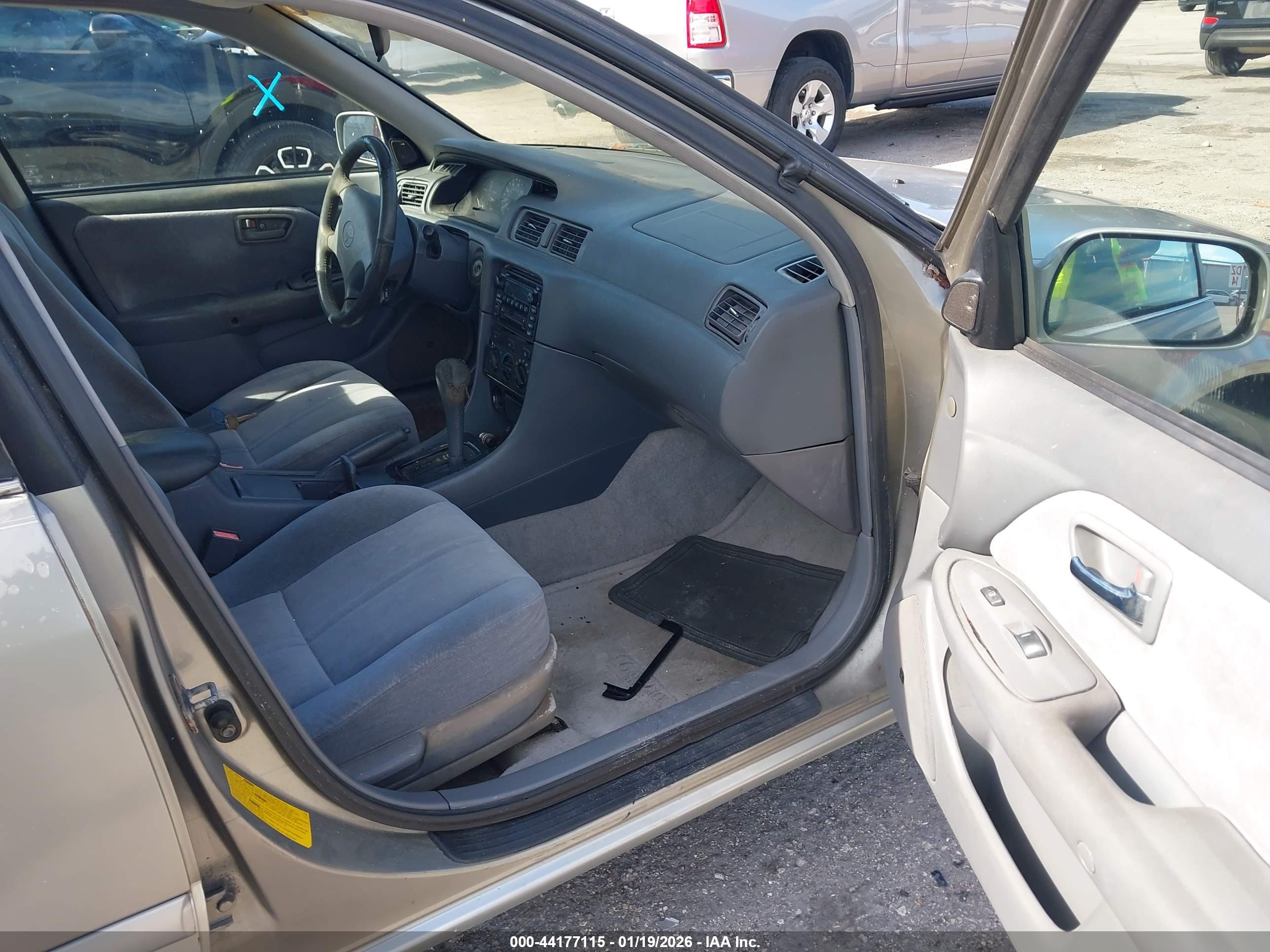 TOYOTA CAMRY image 5