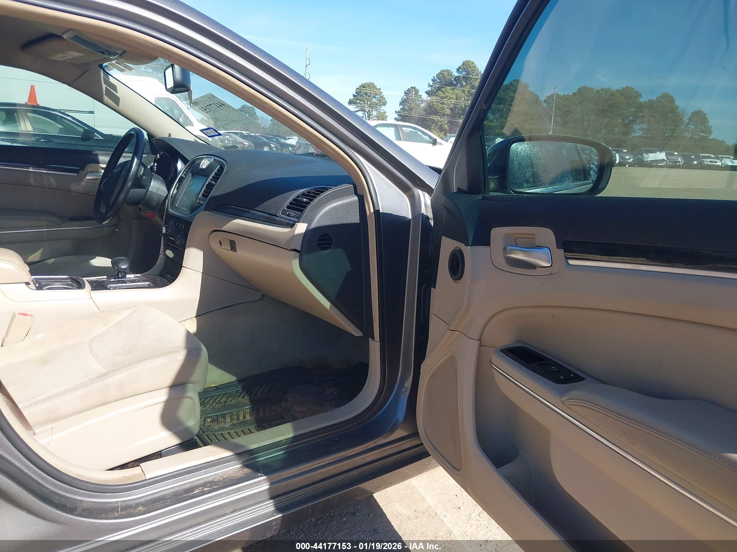 CHRYSLER 300 image 5