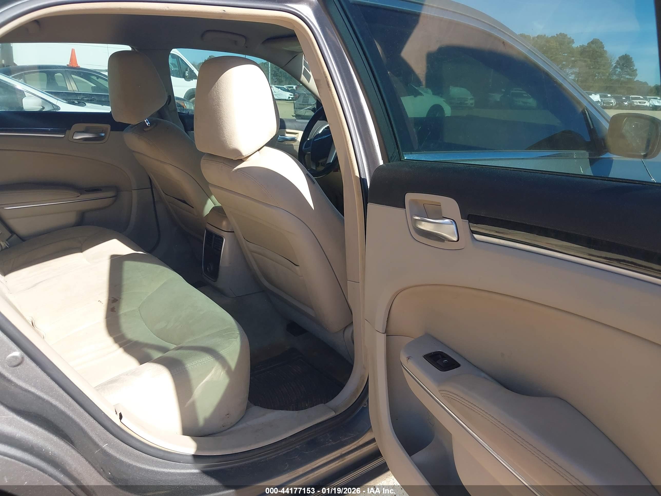 CHRYSLER 300 image 8