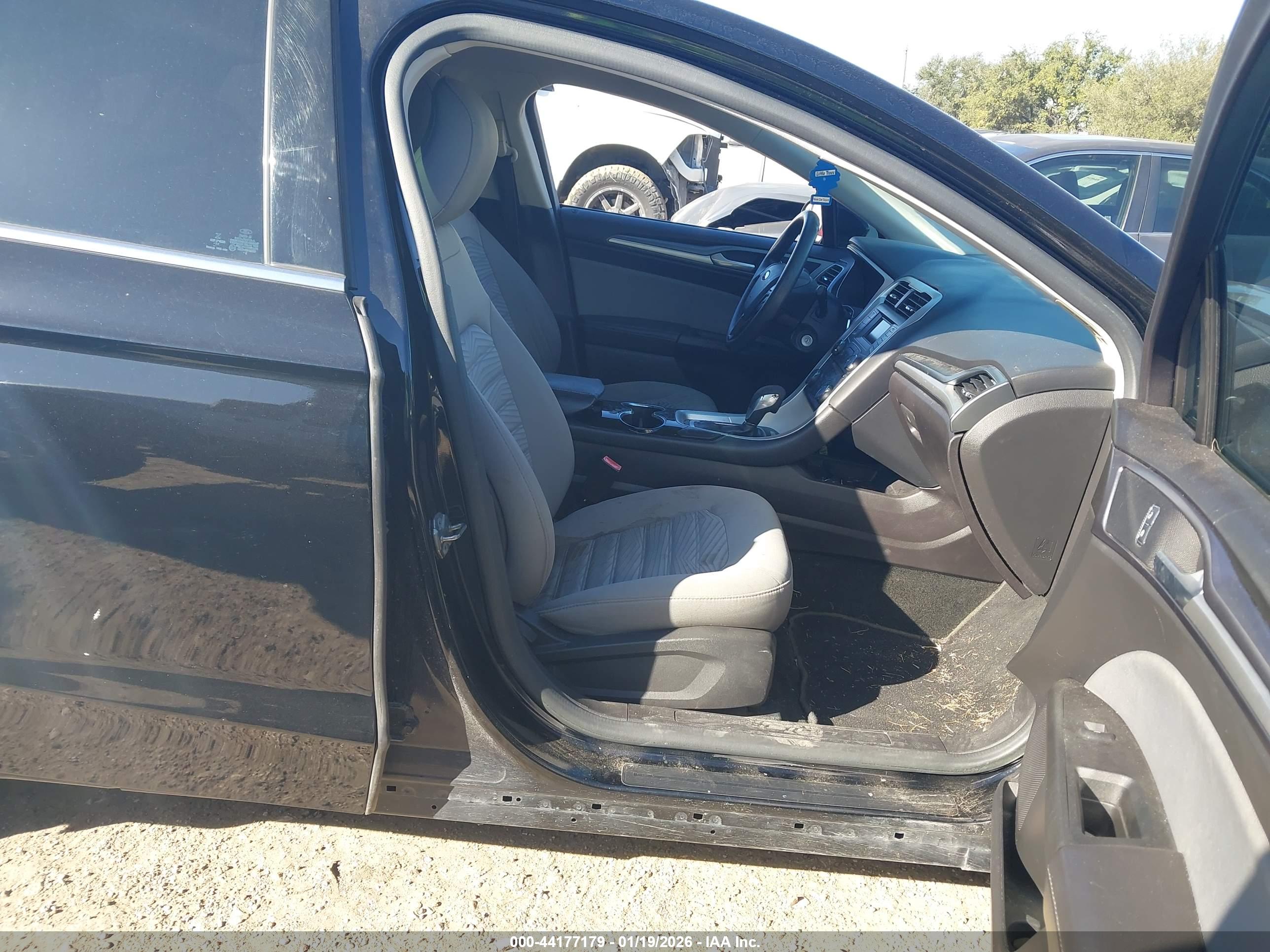 FORD FUSION image 5